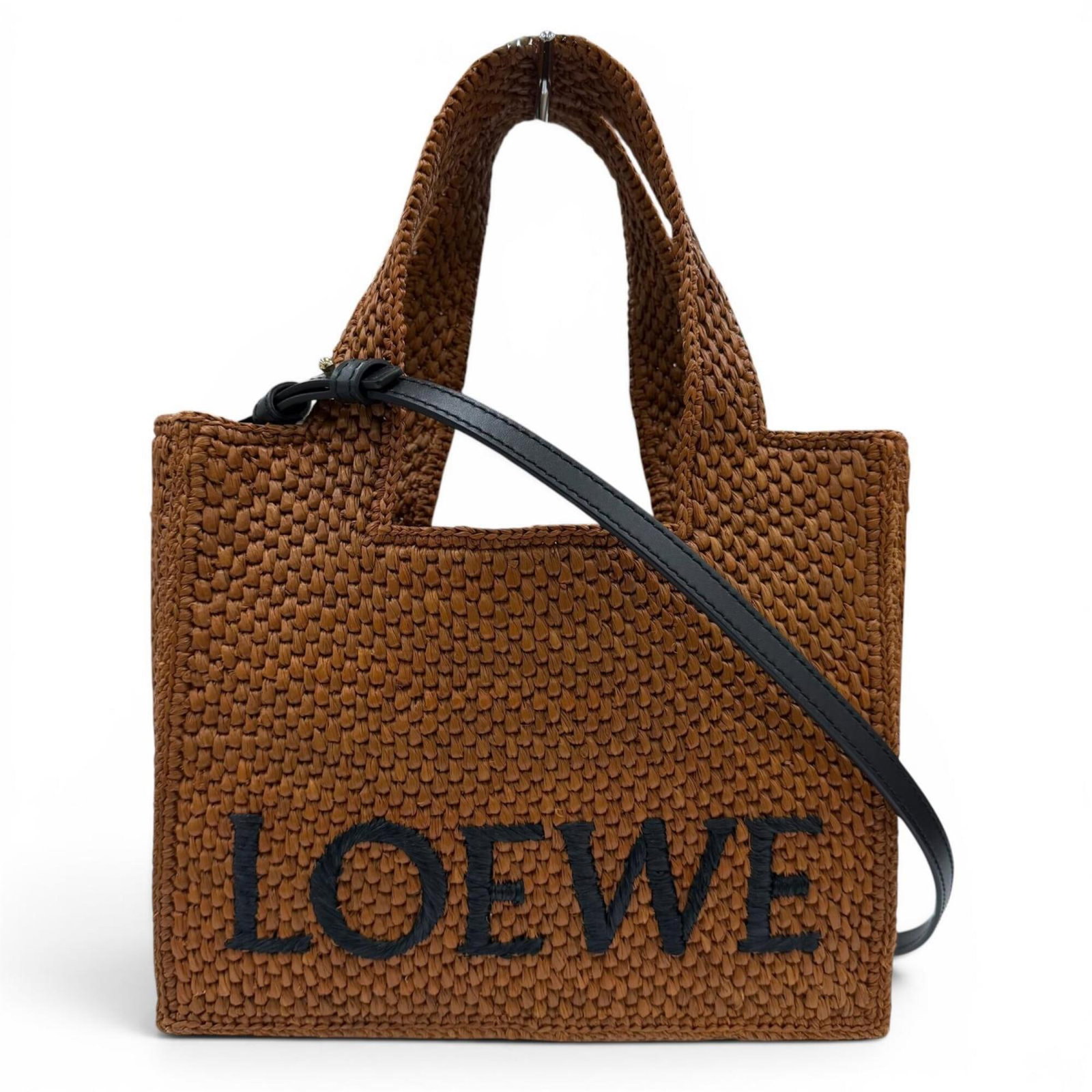 Loewe Handbag Shoulder Bag Raffia Leather: Loewe Handbag Shoulder Bag Raffia Leather Raffia and leather come together in this elegant Loewe shoulder bag, featuring a classic design with a gold finish. Measuring 19.5cm x 23.5cm x 10cm, it