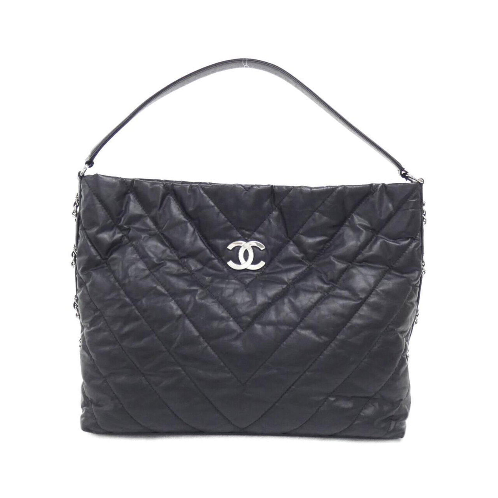 Shoulder Bag Leather Chanel: Shoulder Bag Leather Chanel Black Calfskin Leather Shoulder Bag from Chanel. Measuring 33cm x 39cm x 13.5cm, this bag features premium leather construction. Made from genuine calfskin leather. Item