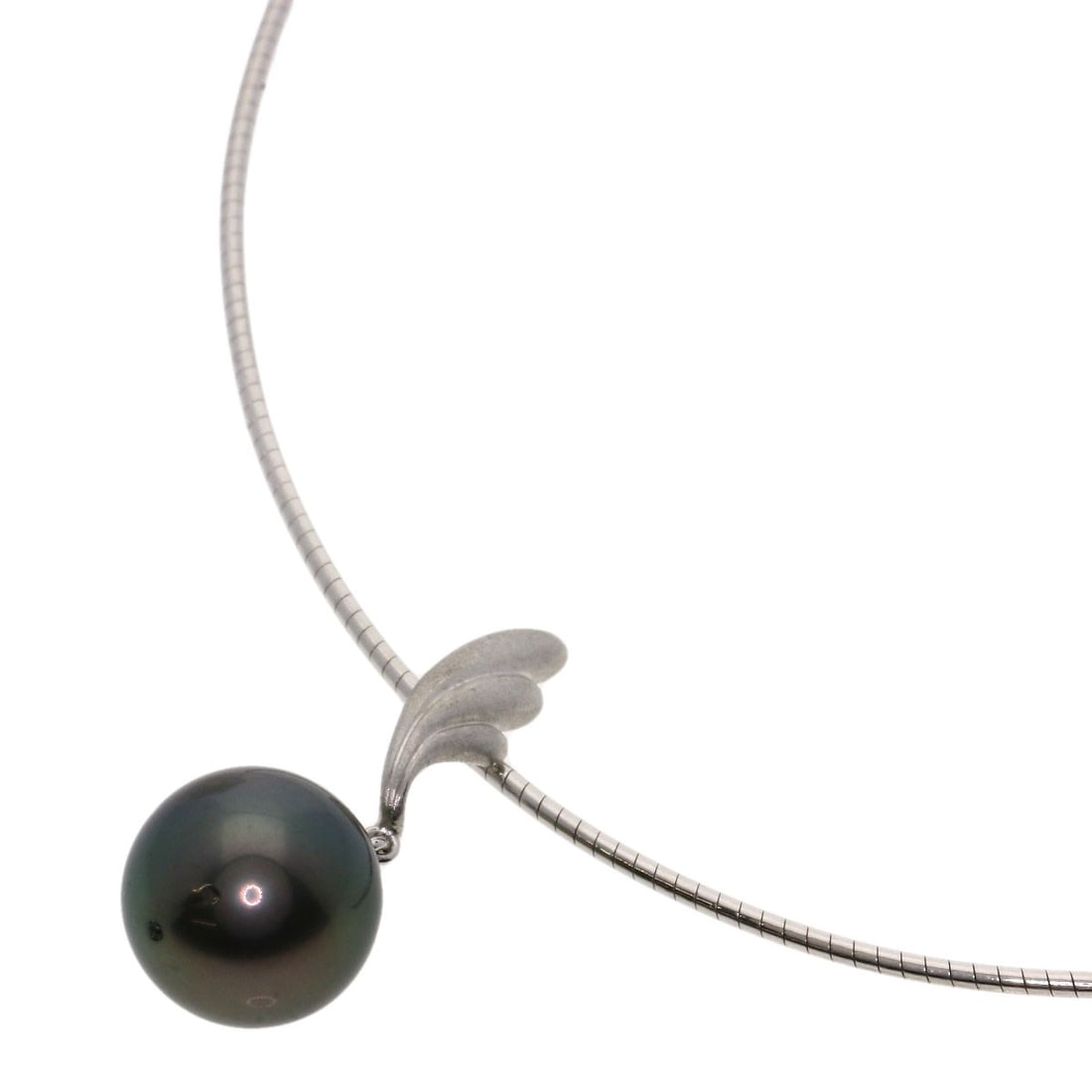 Black Butterfly Pearl Necklace K18 White Gold Mikimoto: Black Butterfly Pearl Necklace K18 White Gold Mikimoto K18 White Gold Mikimoto's Black Butterfly Pearl Necklace boasts a striking silver metal exterior and a beautiful K18 white gold chain. The