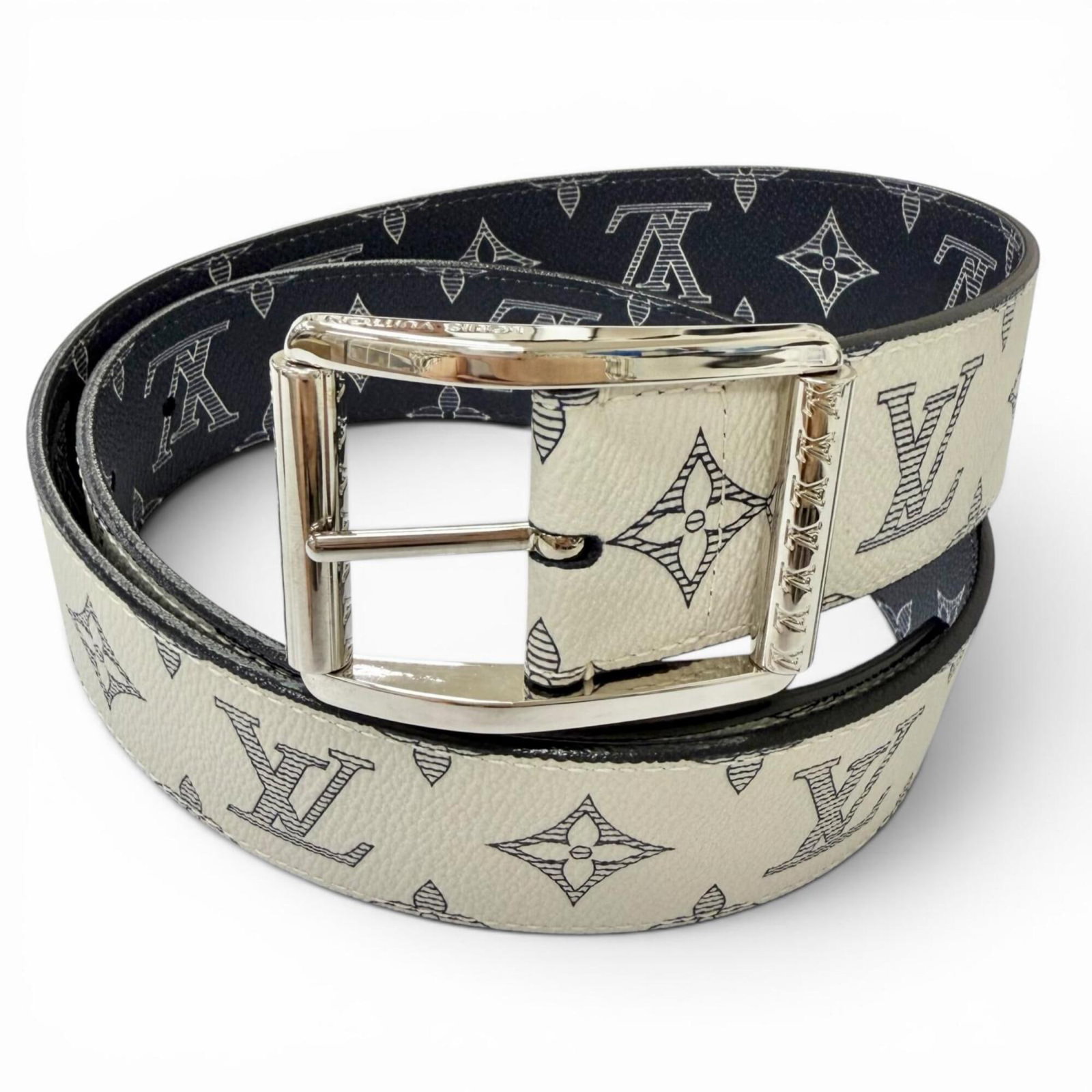 Standard belt by Louis Vuitton: Standard belt by Louis Vuitton Standard belt by Louis Vuitton, crafted from high-quality leather in Ivory and Navy colors, features a classic design with a timeless length range of 84cm-90cm. This