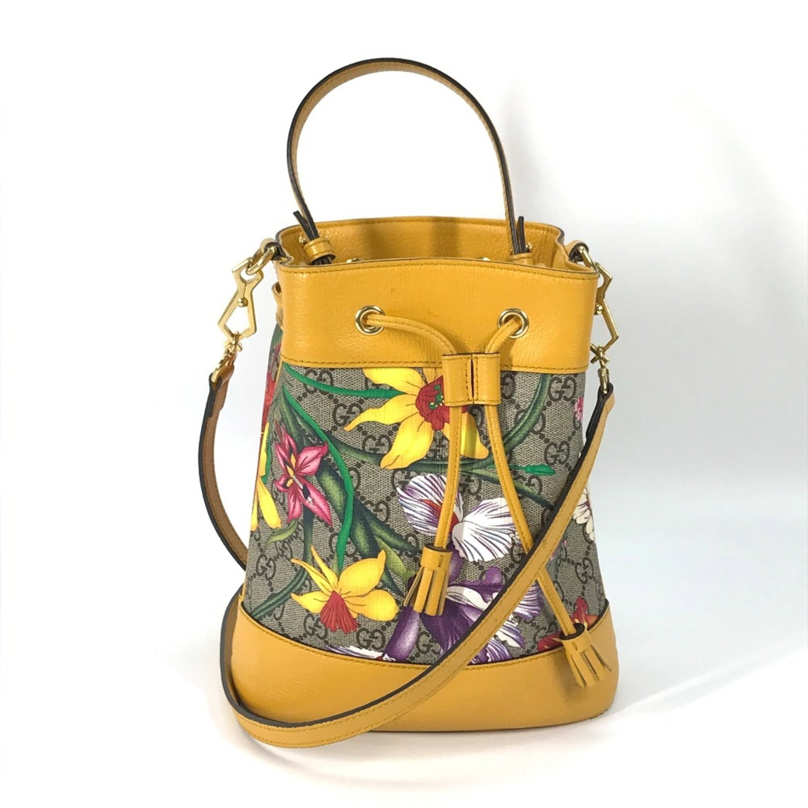 Handbag Gucci Other: Handbag Gucci Other Gucci's iconic 550621 handbag boasts a timeless beige color and elegant design, measuring 24.5cm x 20cm x 9.5cm. This stylish accessory features a shoulder strap that extends to