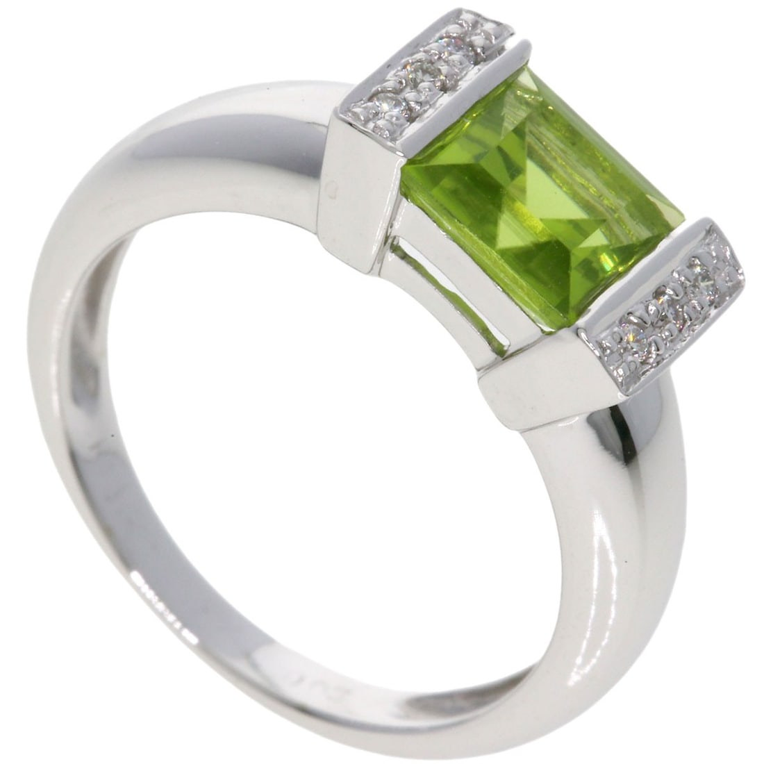 K18 White Gold Ponte Vecchio Peridot Diamond Ring: K18 White Gold Ponte Vecchio Peridot Diamond Ring K18 White Gold Ponte Vecchio Peridot Diamond Ring boasts a striking combination of silver-toned metal and a vibrant peridot gemstone, set in a sleek