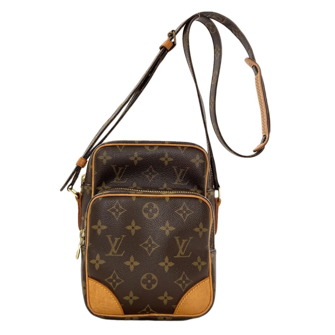 Monogram Canvas Louis Vuitton M45236 Amazon Shoulder Bag: Monogram Canvas Louis Vuitton M45236 Amazon Shoulder Bag Monogram canvas, a classic design element of Louis Vuitton, adorns this stylish shoulder bag. The bag's brown exterior and interior provide a t