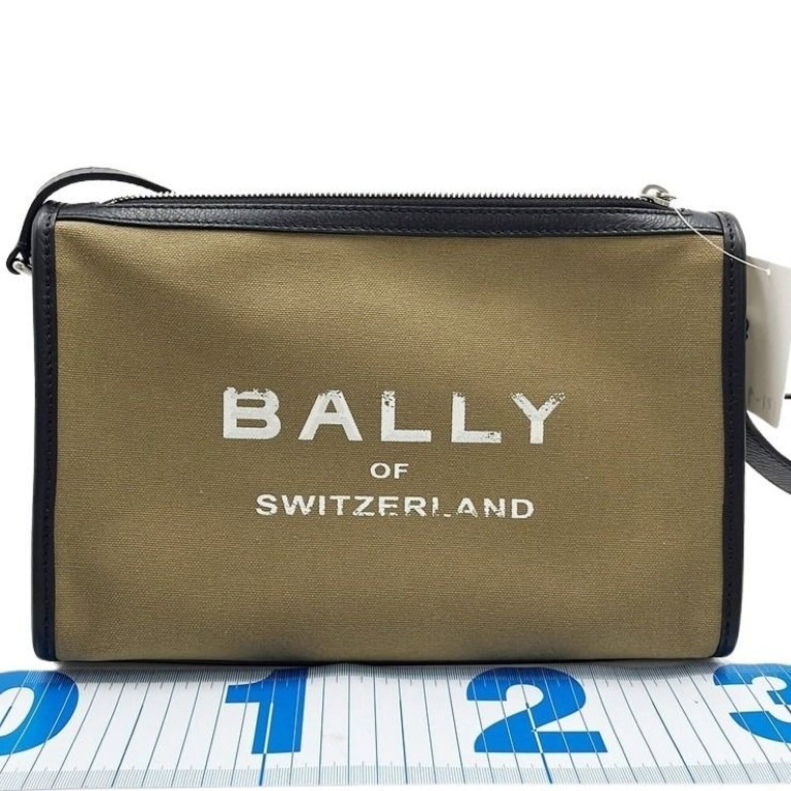 Shoulder bag canvas bag handbag Bally: Shoulder bag canvas bag handbag Bally Canvas bag from Italian brand Bally, featuring a sturdy canvas material and a classic design. Measuring 18cm x 27.5cm x 11cm, this shoulder bag is a versatile