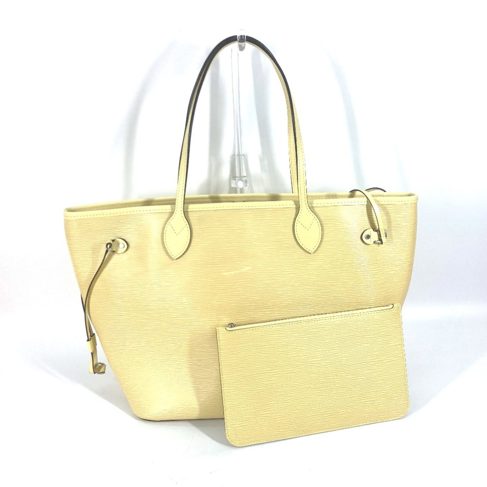 Louis Vuitton Tote Bag Leather: Louis Vuitton Tote Bag Leather Yellow Louis Vuitton M41092 Leather Tote Bag, measuring 32cm x 29cm x 16cm, features a classic design with a signature. Made from high-quality leather, this tote bag