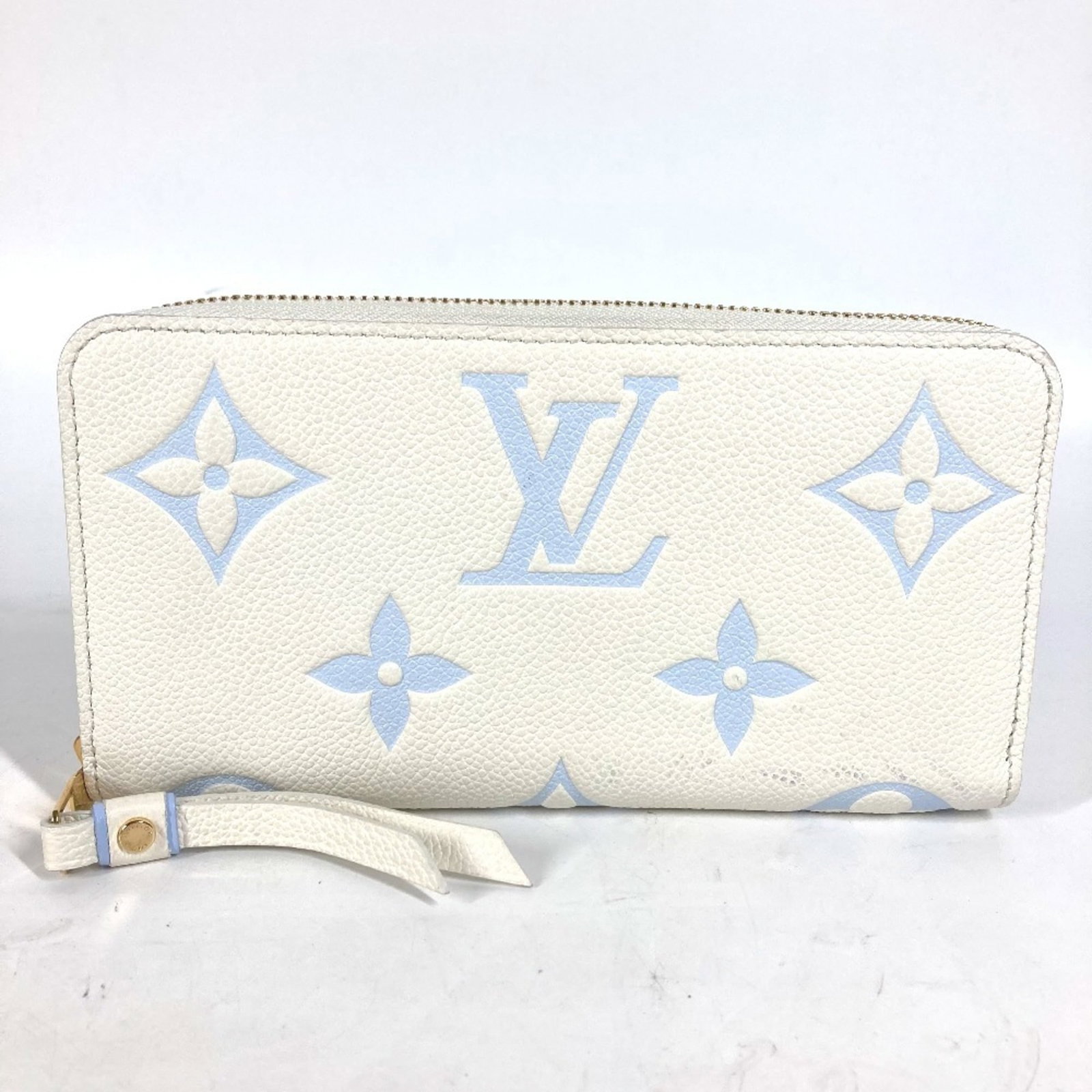 Long Bill Wallet Louis Vuitton Monogram Empreinte: Long Bill Wallet Louis Vuitton Monogram Empreinte Monogram Empreinte Long Bill Wallet in Blue and White. This Louis Vuitton M83308 Long Bill Wallet features the iconic Monogram Empreinte pattern,