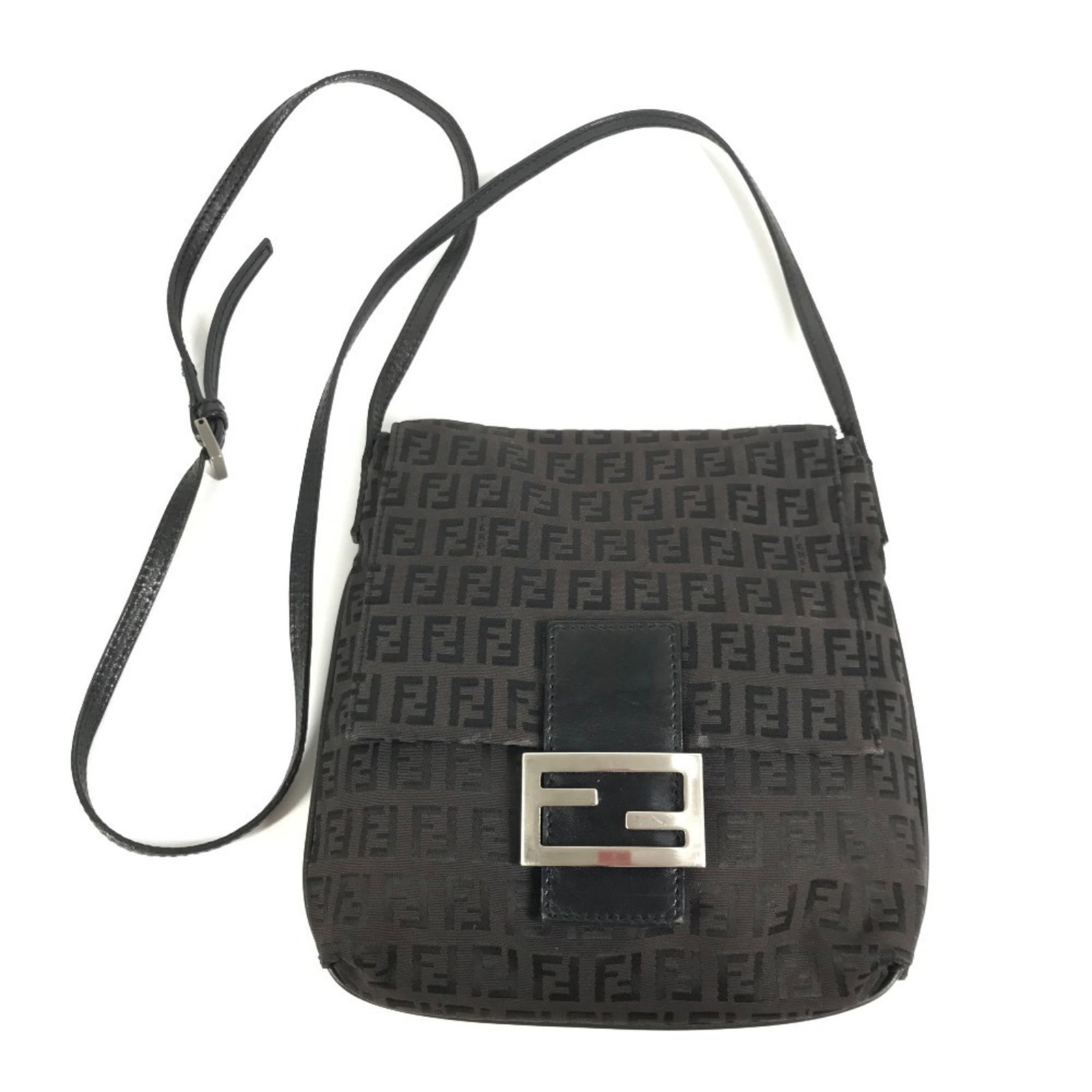Shoulder Bag Leather Zucchino Canvas Fendi Pochette: Shoulder Bag Leather Zucchino Canvas Fendi Pochette Zucchino, leather, and canvas come together in this sleek Fendi pochette, crafted with a sophisticated black finish. Measuring 24cm x 22cm x 9.44'' 