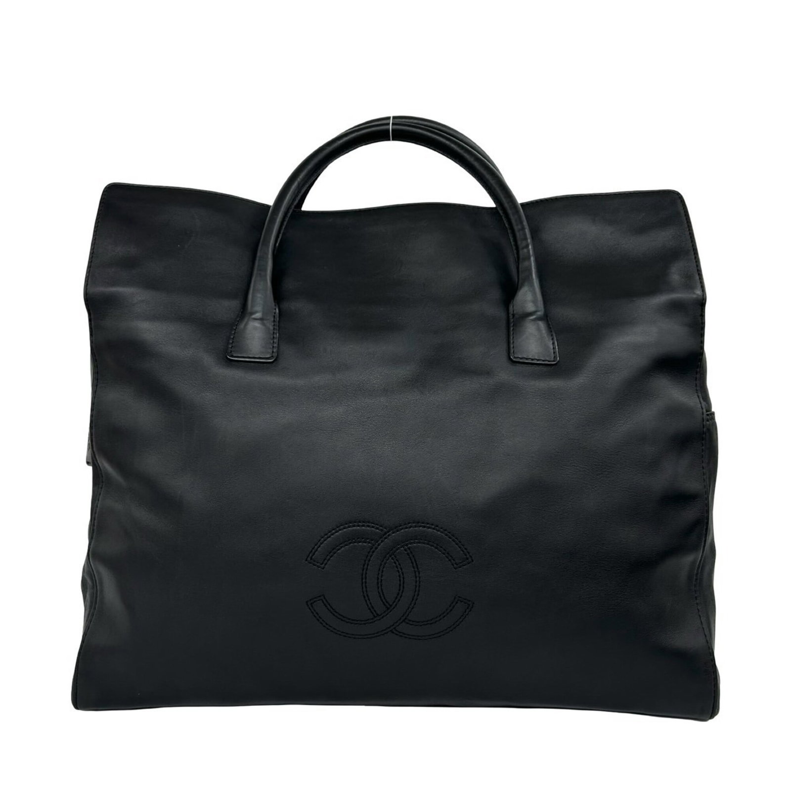 Boston Bag Handbag Leather Chanel: Boston Bag Handbag Leather Chanel Black leather Boston bag from Chanel, measuring 42cm x 45cm x 19cm, offering a sleek and classic design. The bag's black leather exterior provides a sophisticated