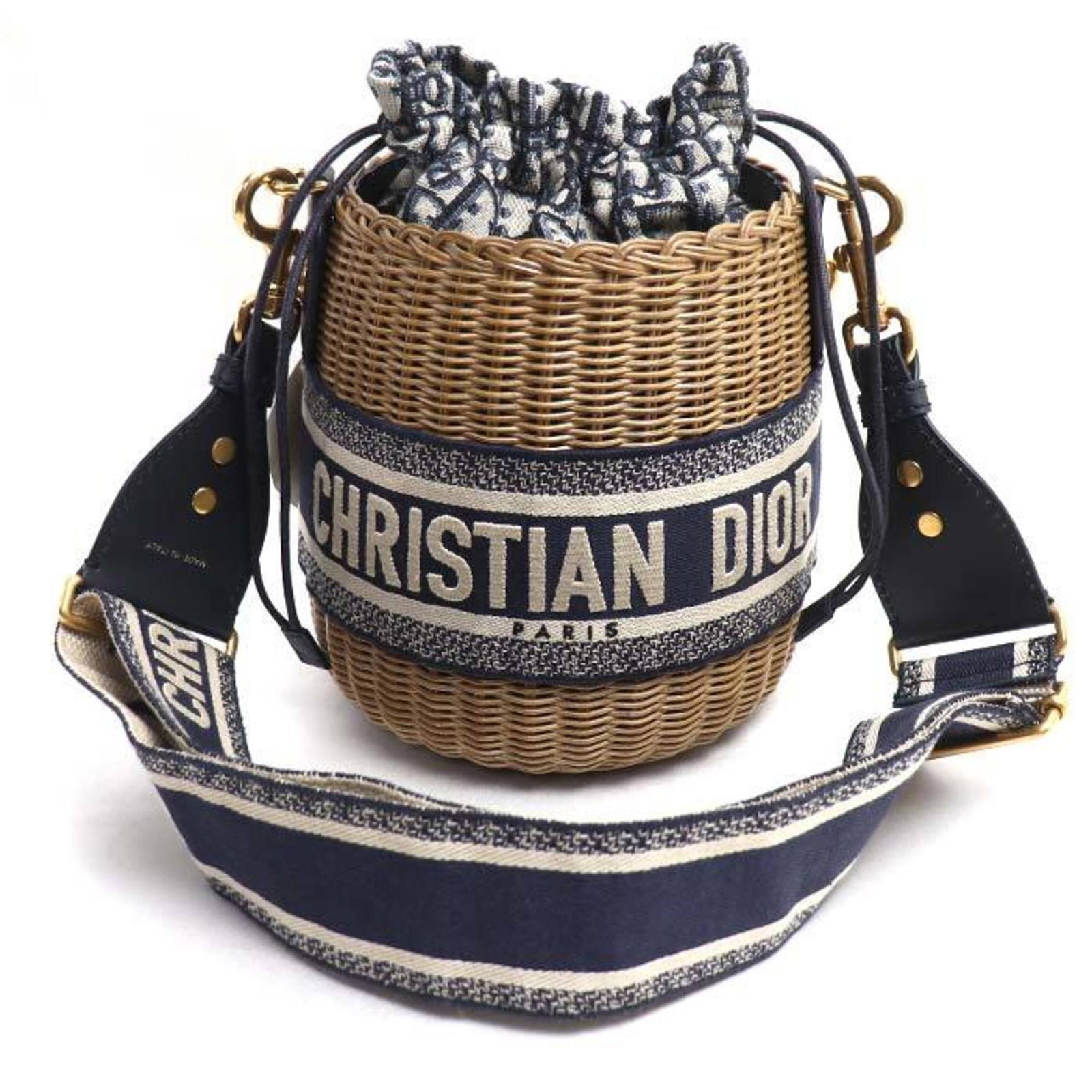 Jacquard Shoulder Bag Christian Dior: Jacquard Shoulder Bag Christian Dior Jacquard fabric adds a touch of elegance to this Christian Dior shoulder bag, crafted in France with attention to detail. Measuring 19cm x 18cm x 18cm, it