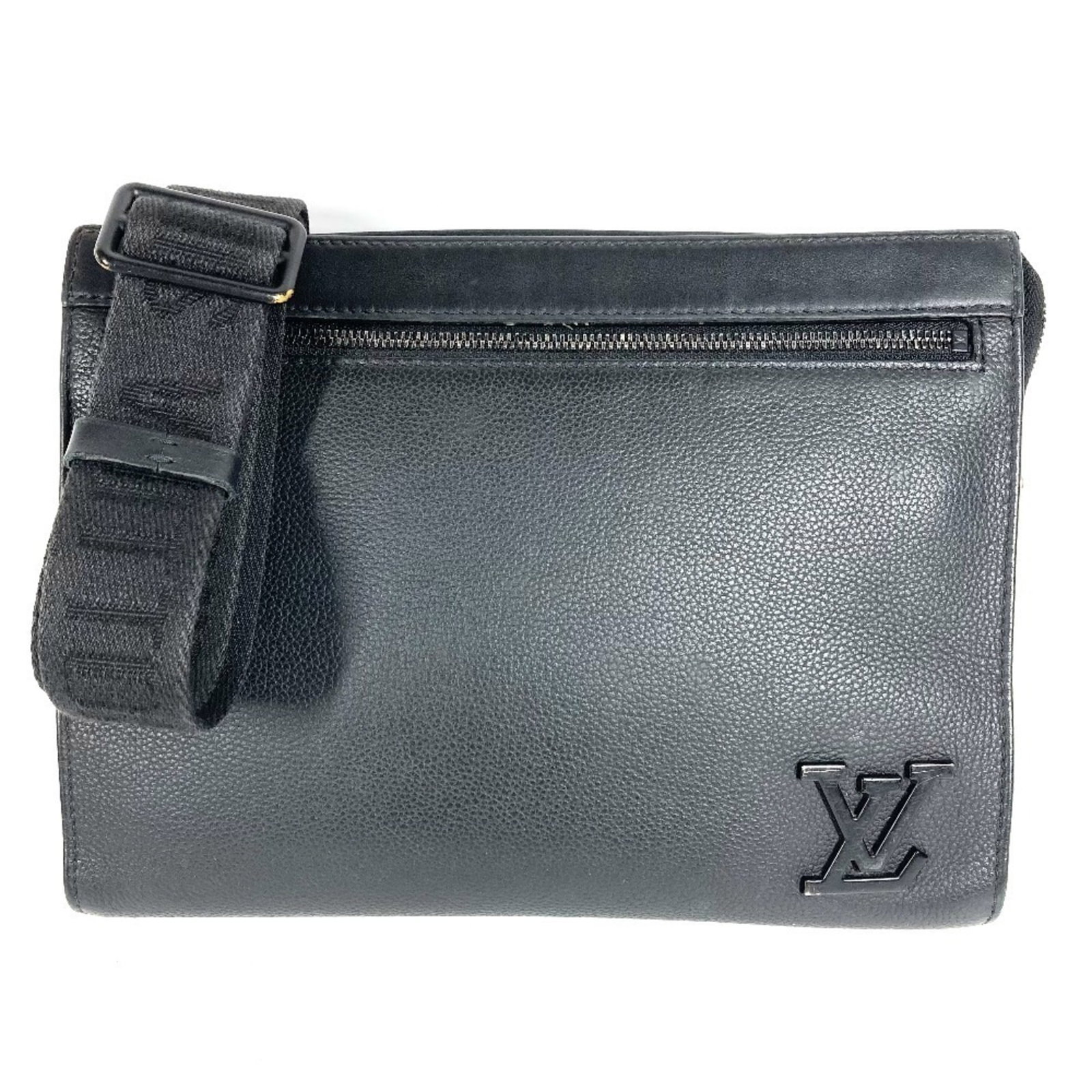 Clutch Bag Pochette Leather Shoulder Bag Louis Vuitton: Clutch Bag Pochette Leather Shoulder Bag Louis Vuitton The Louis Vuitton Clutch Bag Pochette is a sleek and sophisticated leather shoulder bag, crafted from high-quality black leather. Measuring 21cm
