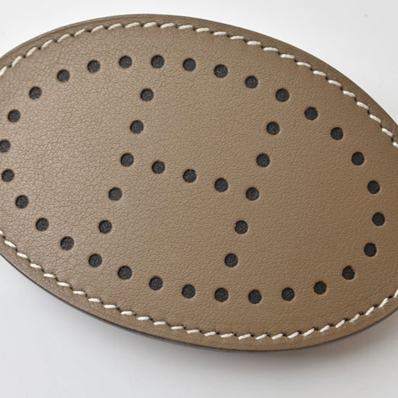 Swift Hermes Leather Barrette: Swift Hermes Leather Barrette Swift Hermes Leather Barrette features Swift leather, a material known for its exceptional durability and suppleness, and bears a signature. The barrette measures 7.5cm x
