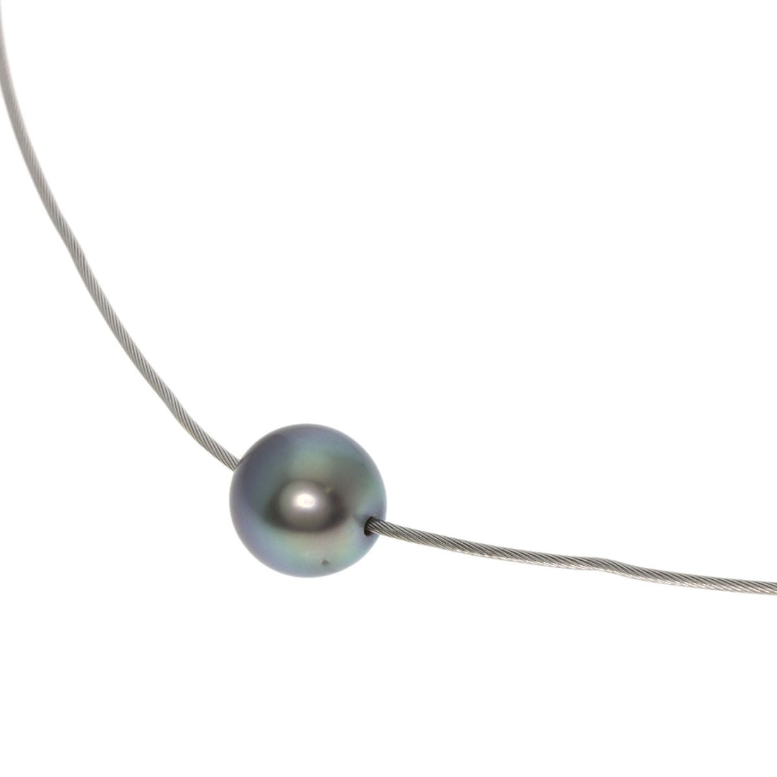 Black Pearl Necklace K18 White Gold Tasaki: Black Pearl Necklace K18 White Gold Tasaki K18 White Gold Tasaki's Black Pearl Necklace boasts a sleek silver exterior and a sophisticated K18 white gold chain, expertly crafted to showcase a luminous