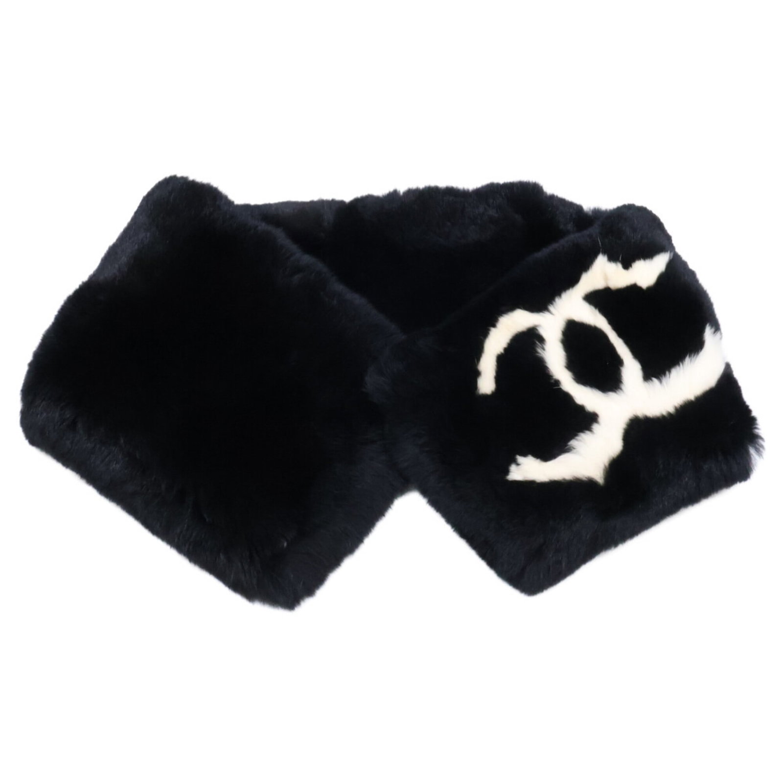 Chanel Tippet: Chanel Tippet Black Chanel Tippet with dimensions 72cm x 16cm, a sleek and compact accessory. This tippet bears a signature, a notable feature of the piece. The black color and precise measurements ma
