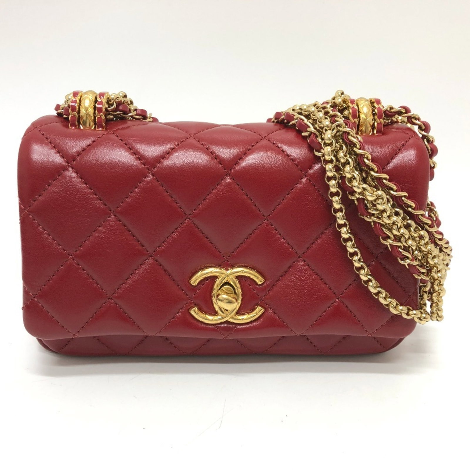 Shoulder Bag Leather Chanel: Shoulder Bag Leather Chanel This luxurious shoulder bag is crafted from high-quality lambskin leather in a striking red color. The elegant design and premium materials make it a stylish accessory for