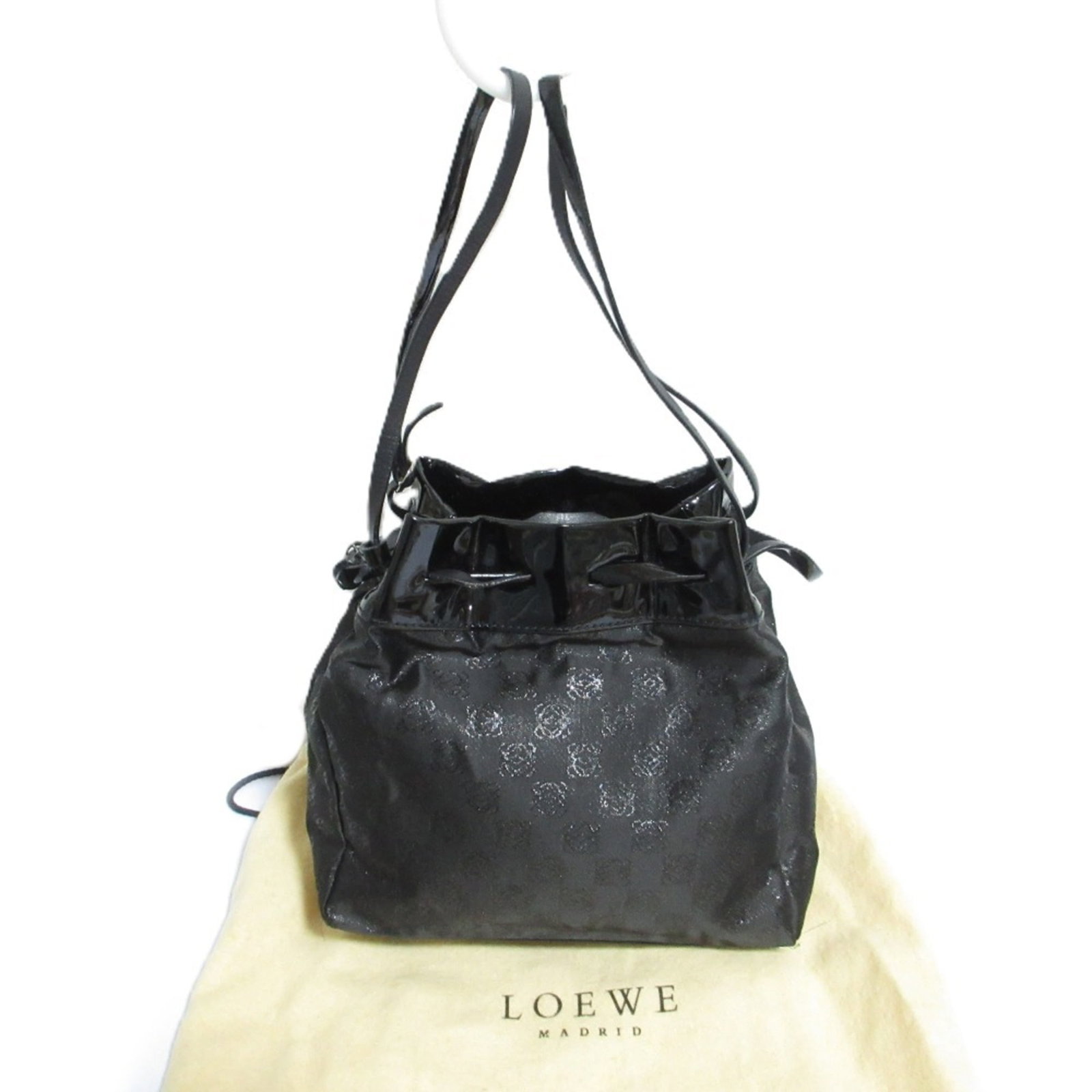 Handbag Loewe: Handbag Loewe Black Loewe handbag with a 38cm handle length, featuring a signature. This vintage black handbag measures 19.5cm x 19cm x 6cm and is made of a durable material. Item Specifics: Brand: Lo