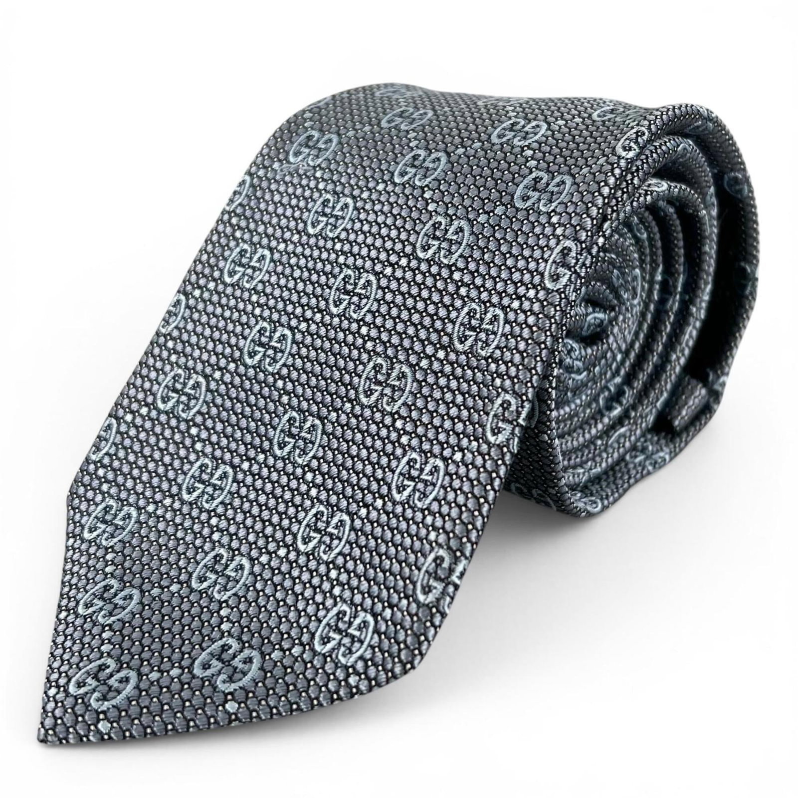 Silk cravat Gucci: Silk cravat Gucci Silk cravat from Gucci, crafted in Italy, features a vibrant blue hue and measures 148cm in length with a width of 7cm. Made from luxurious silk, this cravat showcases the brand's si
