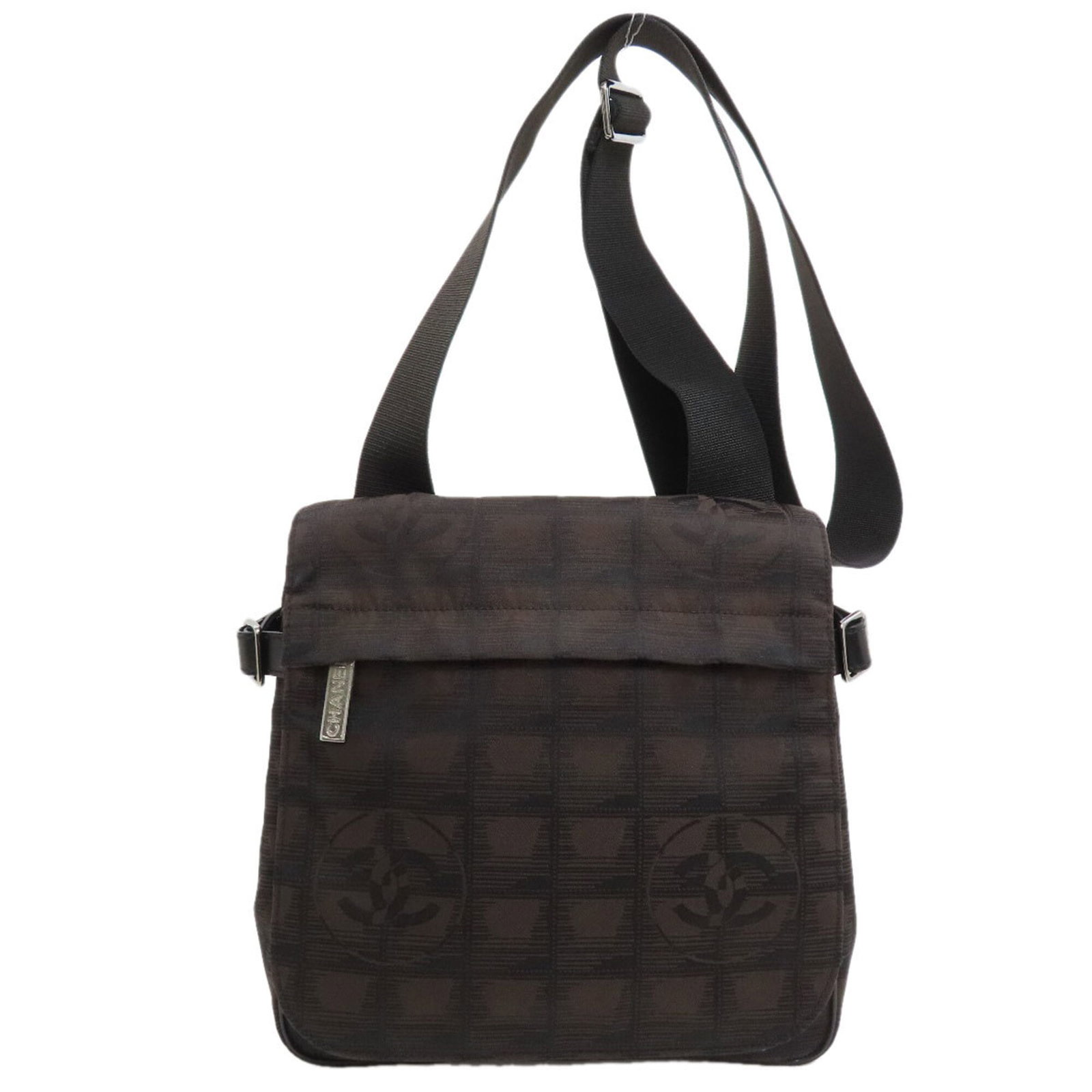 Chanel nylon jacquard bag: Chanel nylon jacquard bag Dark brown Chanel nylon jacquard bag with a classic shoulder design, measuring 22cm x 21cm x 8.5cm. The nylon material is adorned with intricate jacquard patterns, adding a