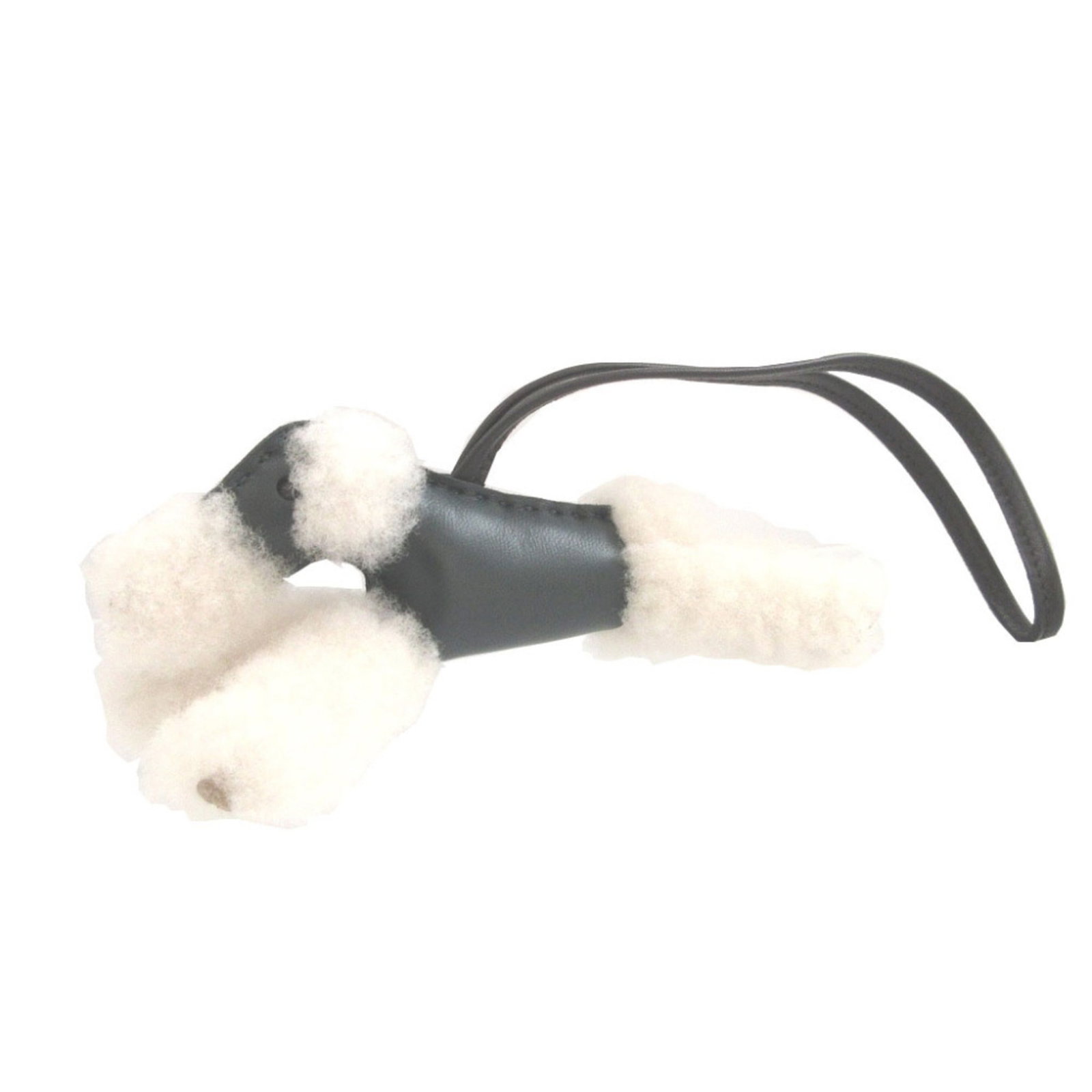 Keyring Agneau Milo Hermes: Keyring Agneau Milo Hermes Agneau Milo leather mouton charm adorns this Hermes keyring, crafted from high-quality materials and boasting a distinctive green hue. The 15cm x 4.5cm keyring measures