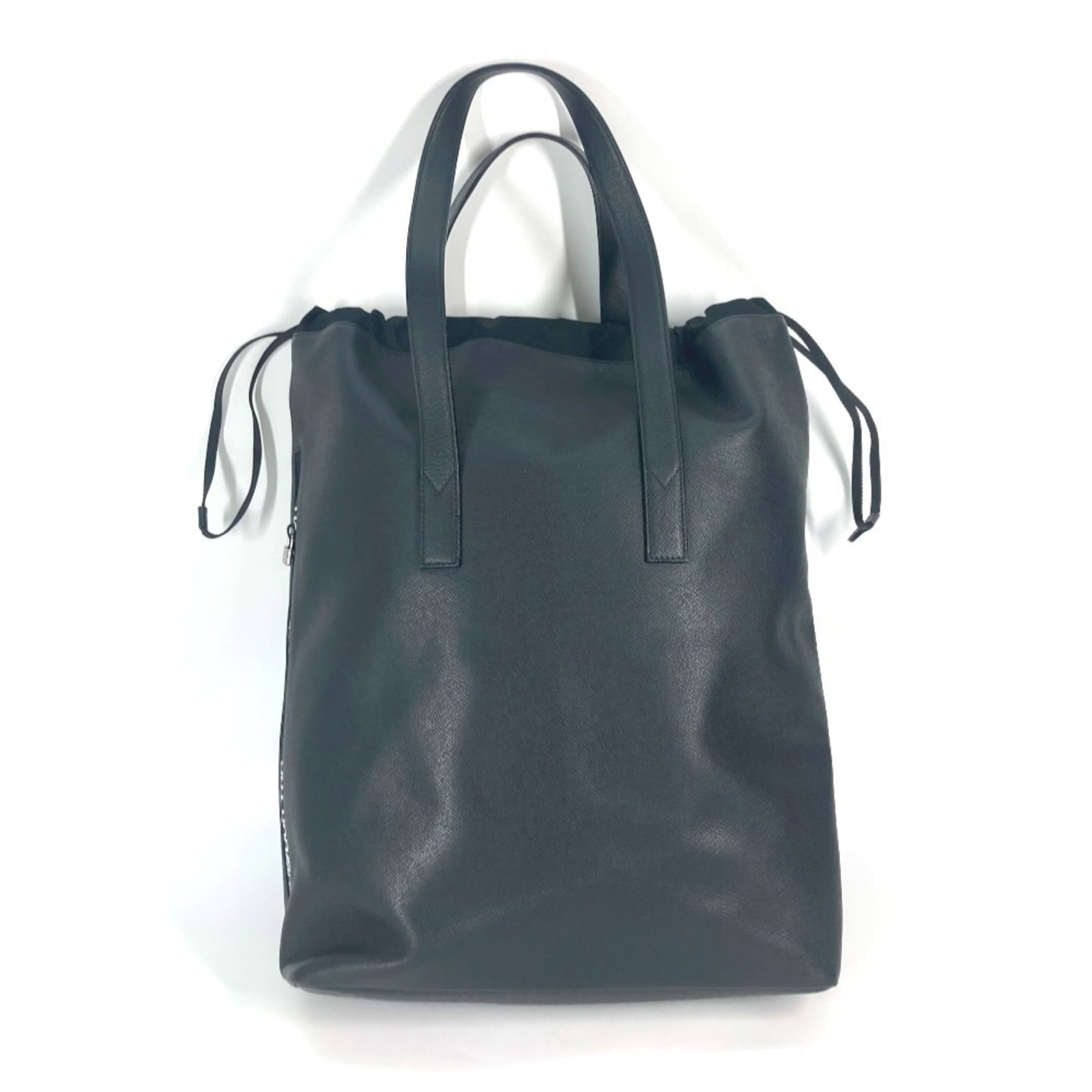 Pouch Leather Bag Tote Bag Shoulder Louis Vuitton Taiga: Pouch Leather Bag Tote Bag Shoulder Louis Vuitton Taiga Black and White Taiga Leather Louis Vuitton Pouch Bag with Zipper Pocket. Made from high-quality Taiga leather, this shoulder bag features a