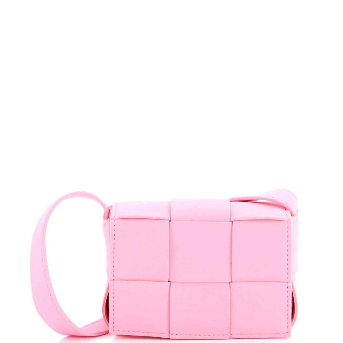 Veneta Cassette Maxi Intrecciato Leather Bag Candy Crossbody: Veneta Cassette Maxi Intrecciato Leather Bag Candy Crossbody The Cassette Maxi Intrecciato Leather Bag Candy Crossbody boasts a vibrant pink exterior with intricate Maxi Intrecciato leather details,