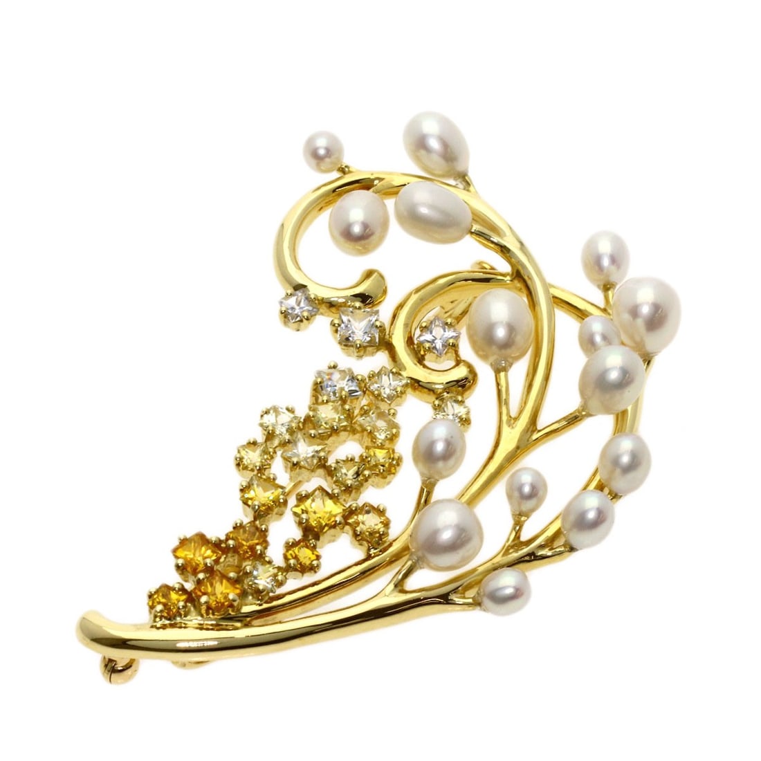 K18 Yellow Gold Sapphire Pearl Brooch Tasaki: K18 Yellow Gold Sapphire Pearl Brooch Tasaki K18 Yellow Gold Sapphire Pearl Brooch Tasaki boasts a stunning gold setting that showcases a 2.21ct sapphire pearl, expertly crafted in 18-karat gold. The 