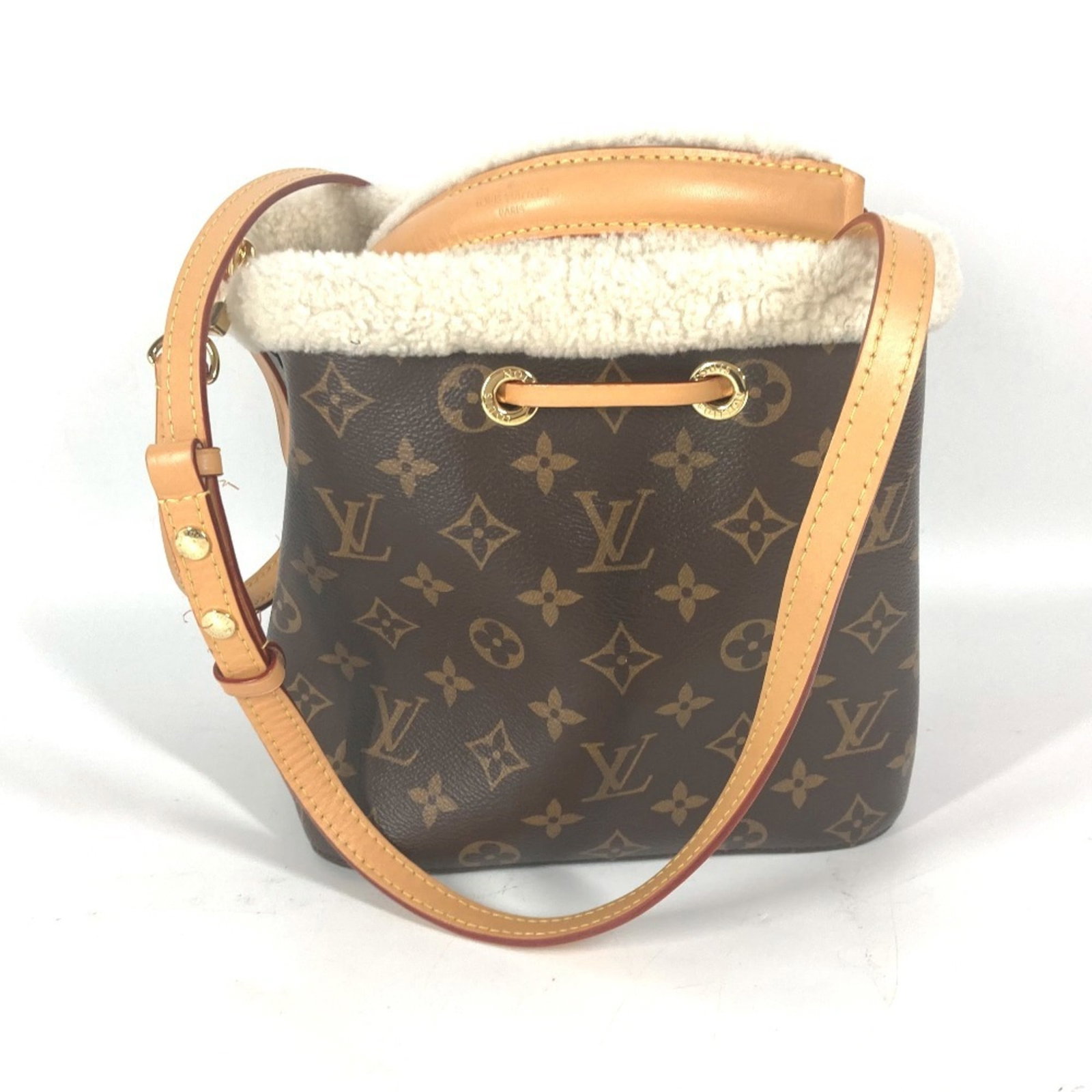Monogram Louis Vuitton Handbag Shoulder: Monogram Louis Vuitton Handbag Shoulder Monogram Louis Vuitton Handbag Shoulder is a classic design in brown, featuring the iconic monogram pattern. Measuring 21cm x 20cm x 13cm, this shoulder bag is