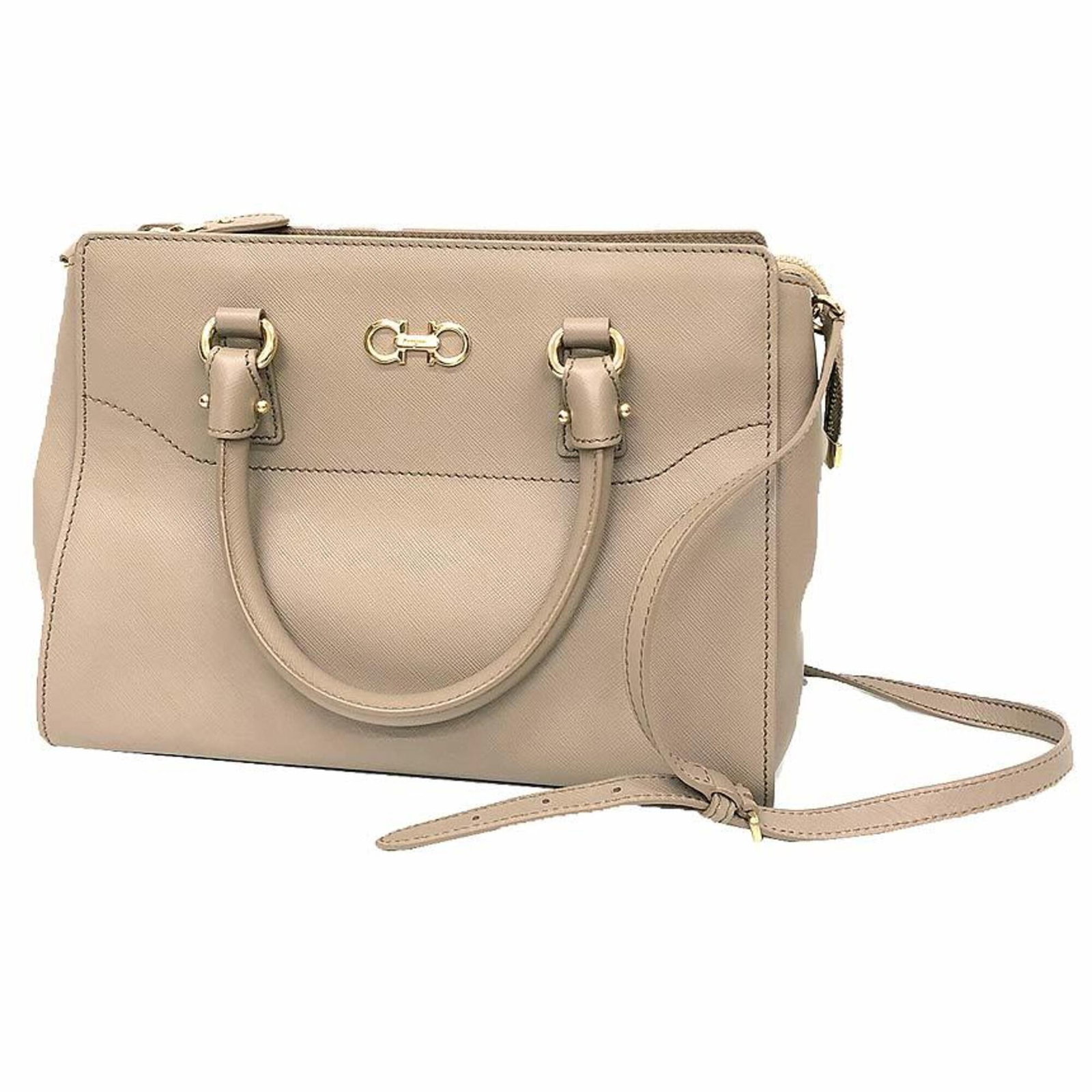 Ferragamo Salvatore Handbag Leather Bag Shoulder: Ferragamo Salvatore Handbag Leather Bag Shoulder Beige leather shoulder bag from Salvatore Ferragamo, Italy, with a size of 20cm x 27cm x 12cm. This handbag features a classic design with a rich