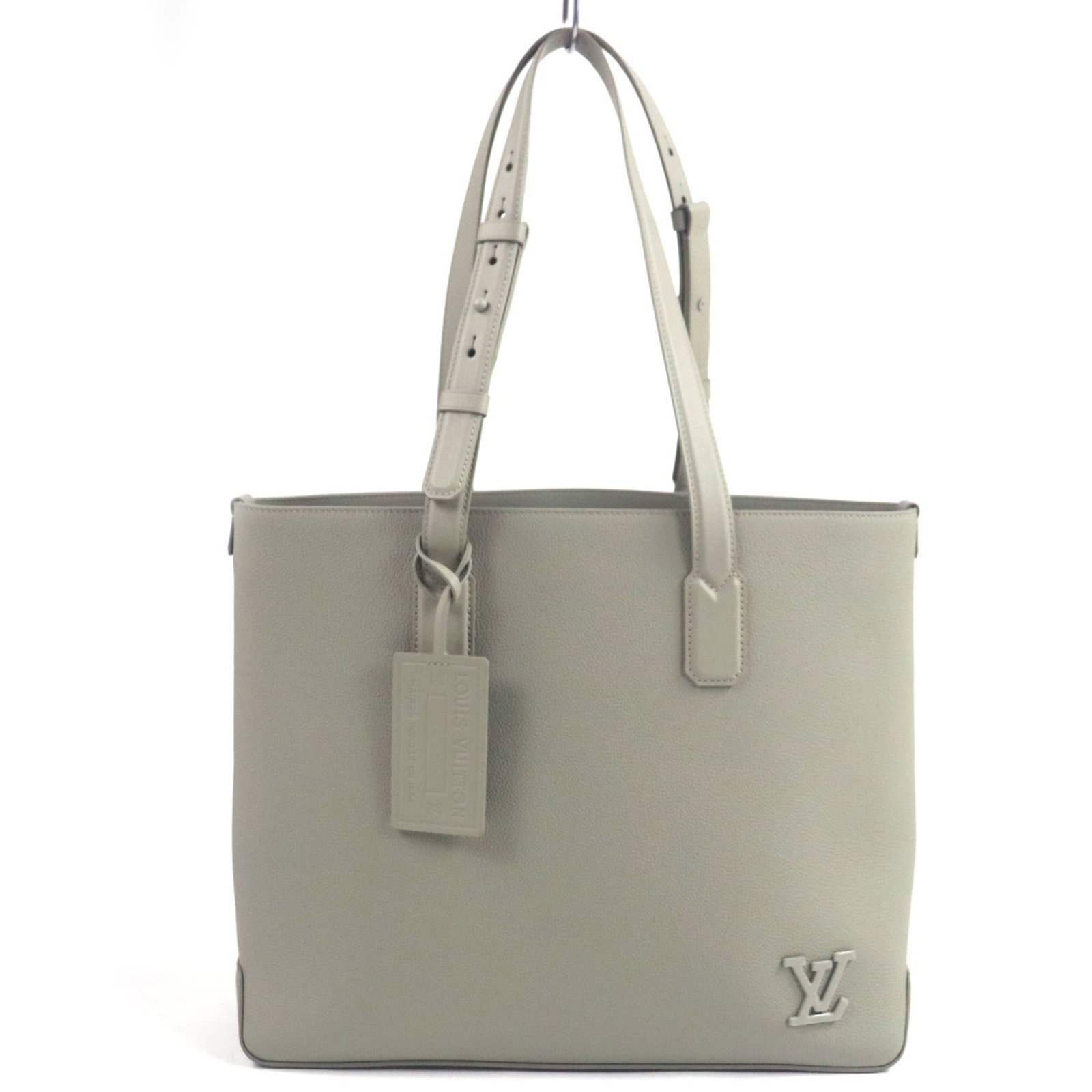 Tote Bag Louis Vuitton: Tote Bag Louis Vuitton Tote bag from Louis Vuitton, featuring a zipper pocket and a name tag, made in France with a sturdy design and a 72cm strap drop. The bag measures 33cm x 40cm x 12cm and has a
