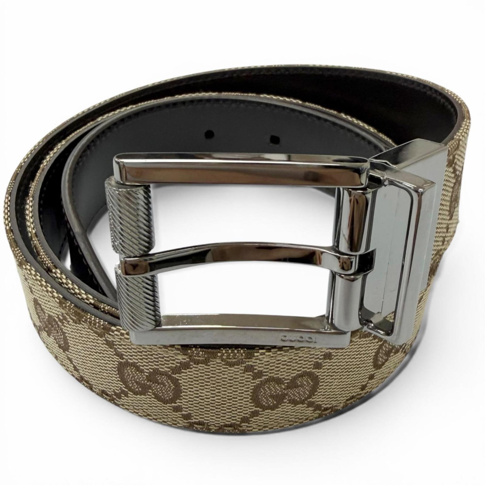 Standard Belt Gucci: Standard Belt Gucci This Gucci standard belt is crafted from high-quality leather and canvas, offering a classic and timeless design. Measuring 84cm-89cm in length, it features a sleek beige and