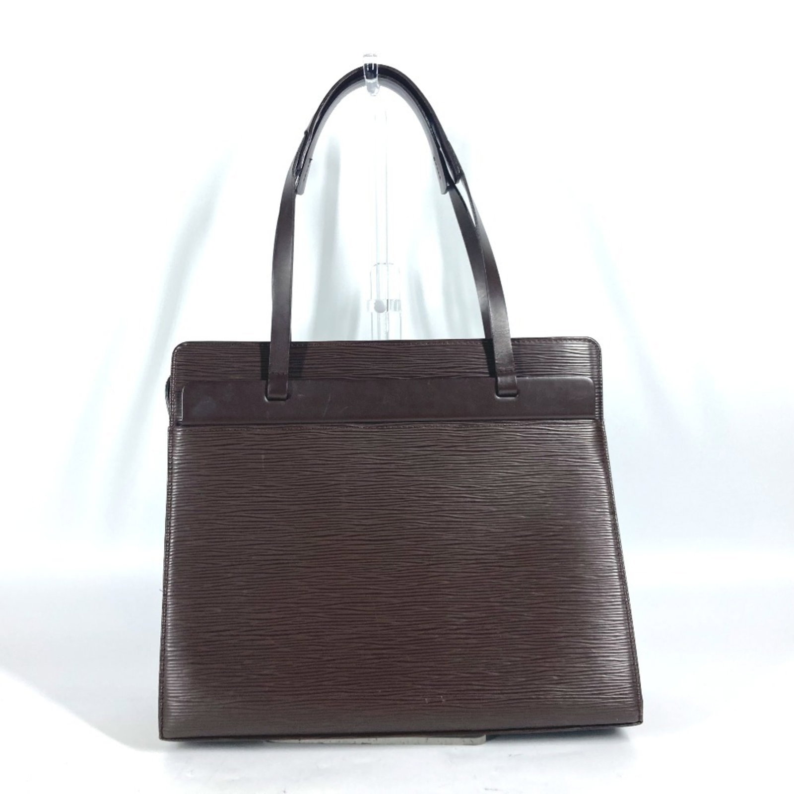 Louis Vuitton Epi Leather Tote Bag: Louis Vuitton Epi Leather Tote Bag Epi leather construction provides a durable and stylish base for this Louis Vuitton tote bag, with a classic brown Moka color that adds a touch of sophistication.