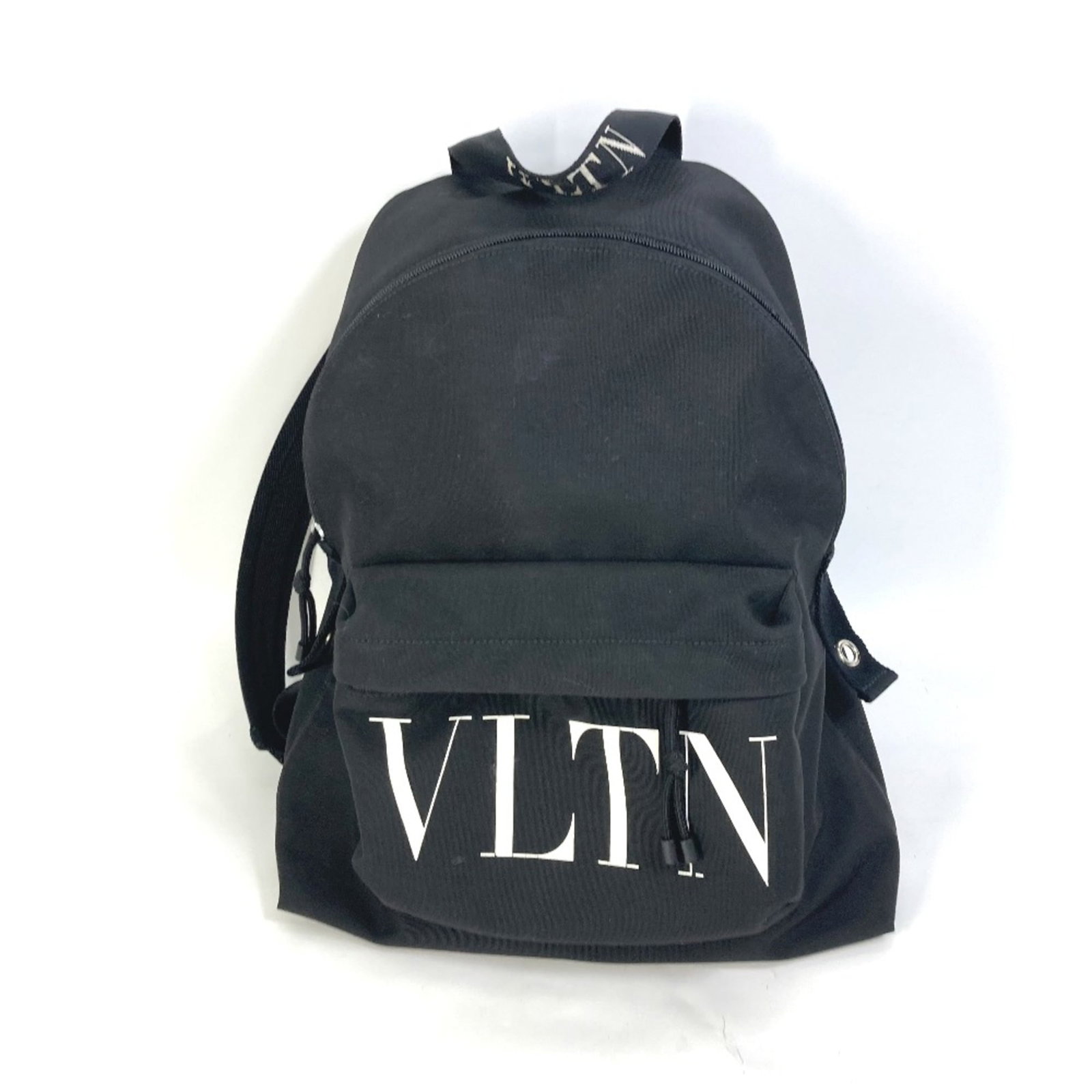 Backpack Cloth Valentino: Backpack Cloth Valentino Valentino's iconic backpack cloth design is a statement piece, featuring a sleek black color and durable cloth material. Measuring 34.5cm x 40.5cm x 11cm, this backpack is a