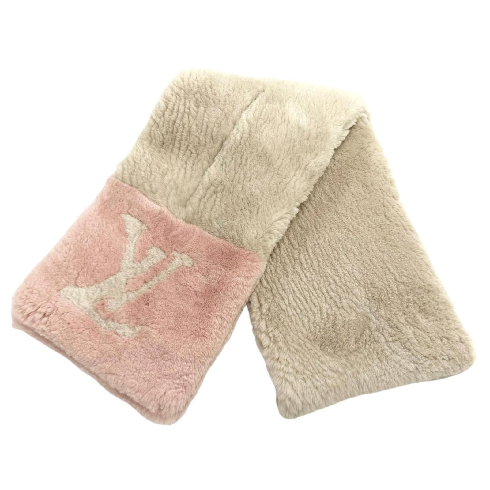 Tippet Silk Louis Vuitton: Tippet Silk Louis Vuitton Tippet Silk Louis Vuitton is a luxurious silk accessory featuring a signature Louis Vuitton design. Measuring 1.11m x 14.5cm, this elegant piece boasts a classic beige and pi