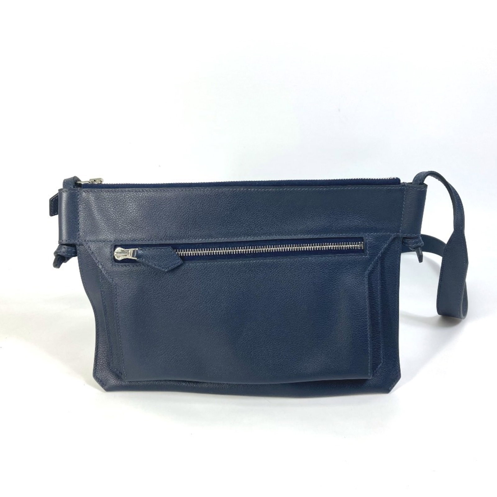 Shoulder Bag Hermes Leather: Shoulder Bag Hermes Leather Blue nuit, Navy shoulder bag made from high-quality leather, featuring a zipper pocket on the outer side. The bag measures 20.5cm x 29.5cm and has a strap length of 106.5cm
