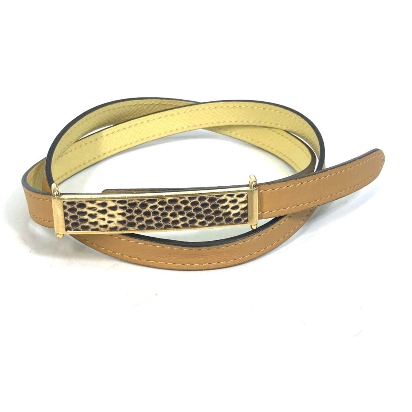 Hermes Standard Belt: Hermes Standard Belt Yellow leather standard belt from Hermes, measuring 69-72cm in length and 1.2cm in width. Made from high-quality leather, this belt features a classic design with a simple yet