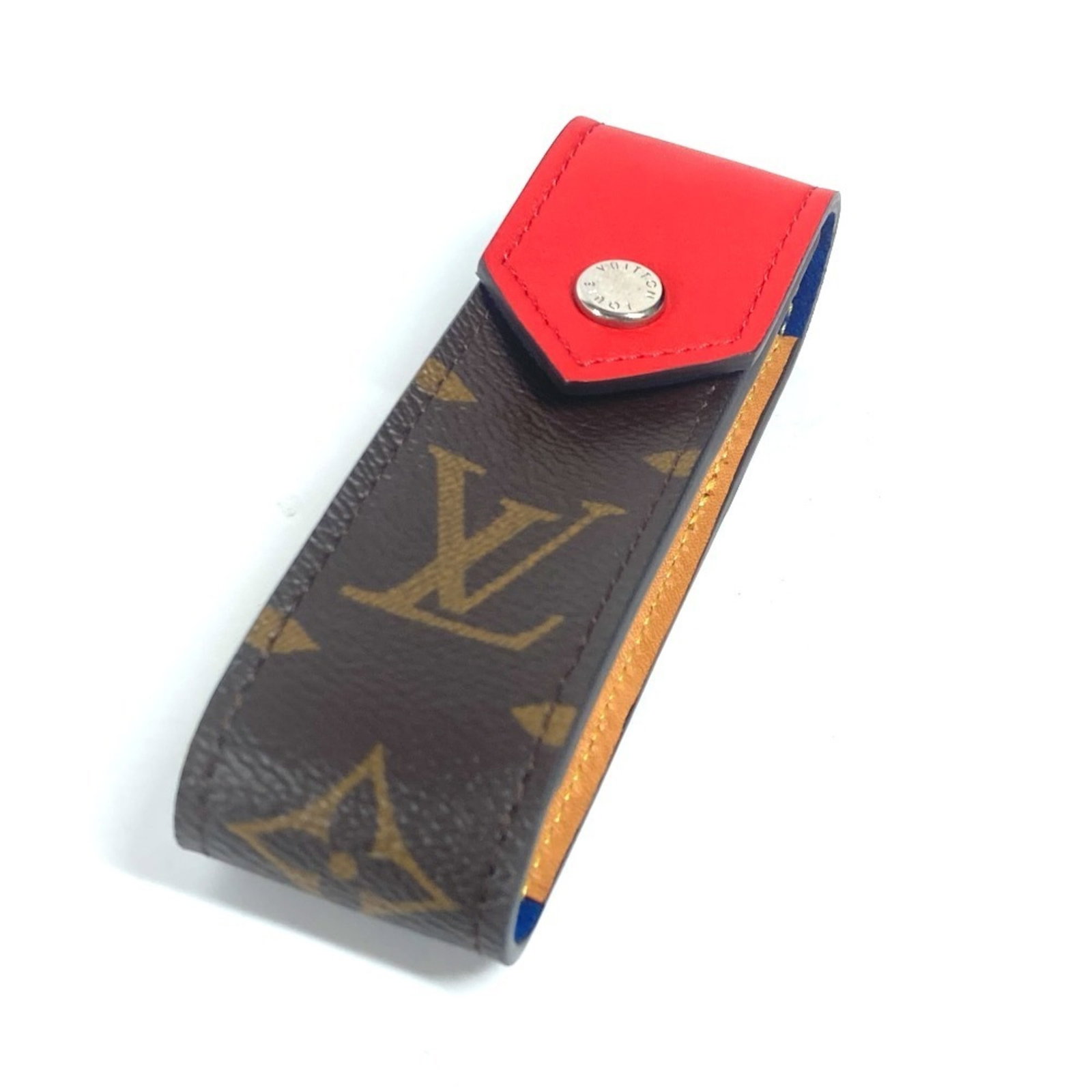 Monogram Pouch Louis Vuitton: Monogram Pouch Louis Vuitton Brown and red monogram patterned pouch from Louis Vuitton, measuring 11.5cm x 3.5cm. This small pouch features the iconic monogram design, a classic style from the renowne