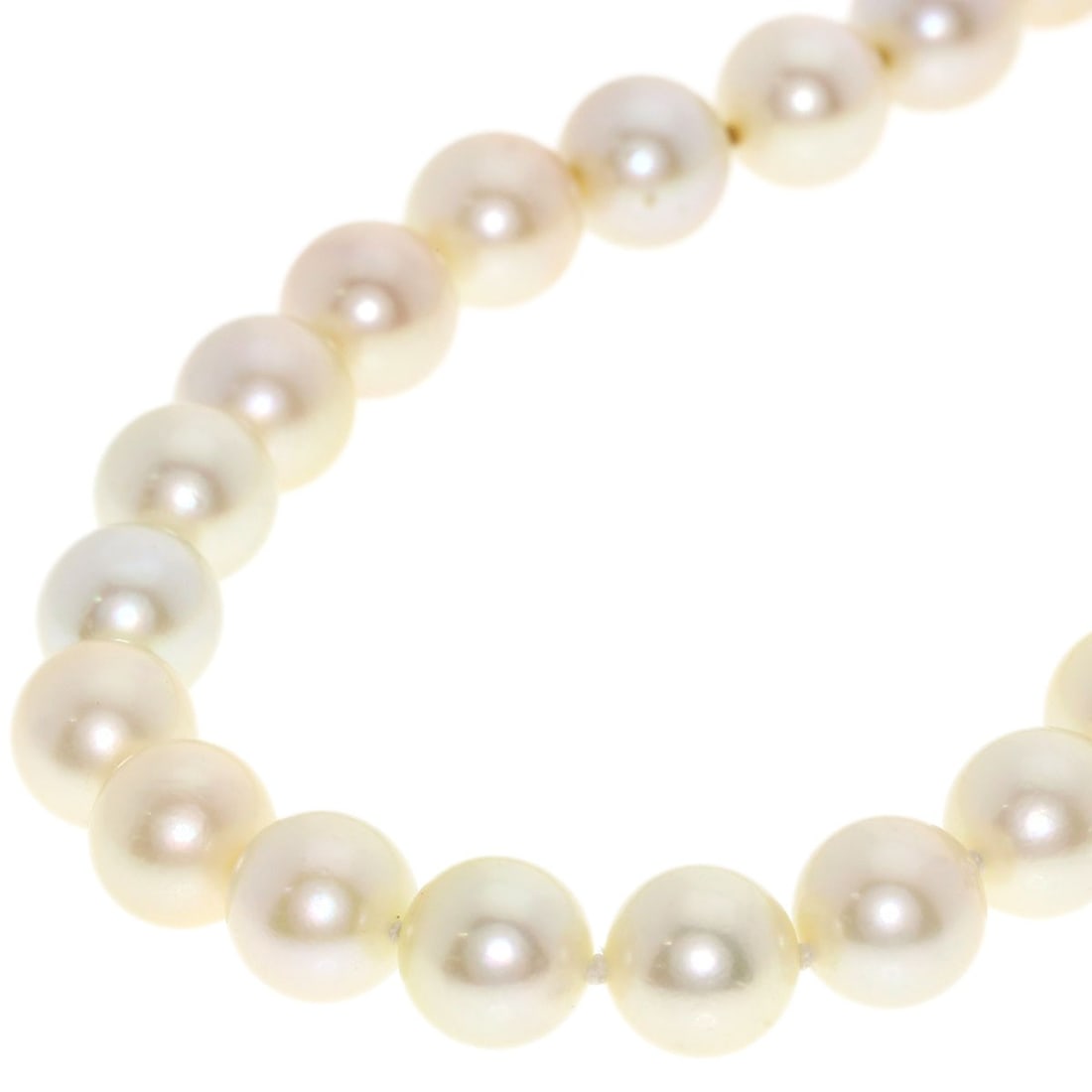 Akoya Pearl Necklace Long Silver Tasaki: Akoya Pearl Necklace Long Silver Tasaki The Akoya Pearl Necklace Long Silver Tasaki boasts a stunning white pearl centerpiece, elegantly set within a sleek silver framework. This beautiful piece measu