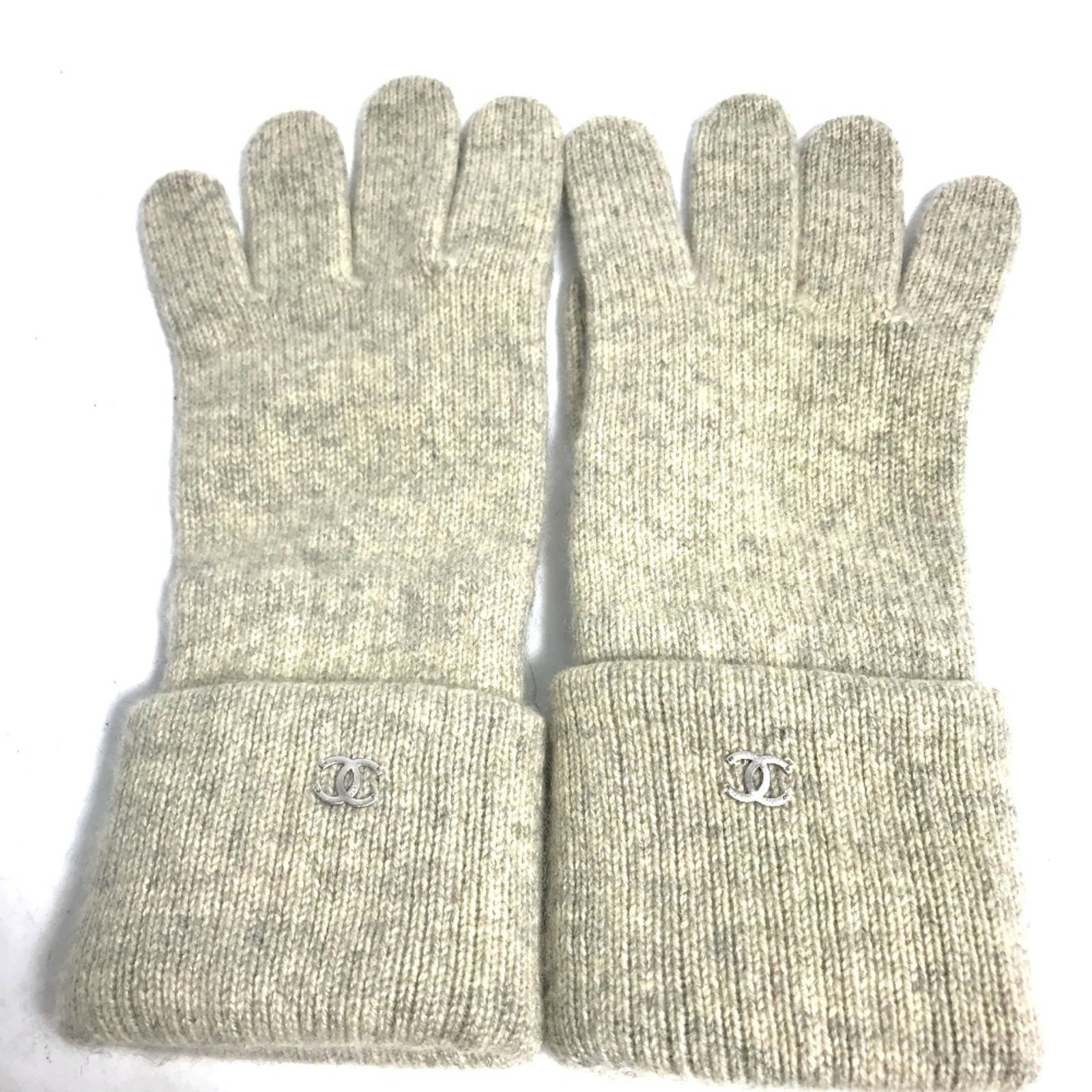 Warm Other Gloves Chanel: Warm Other Gloves Chanel Beige Chanel Warm Other Gloves with a total length of 10.4 inches and a cuff opening width of 3.9 inches, offering a unique accessory for women. Made from a specific material,