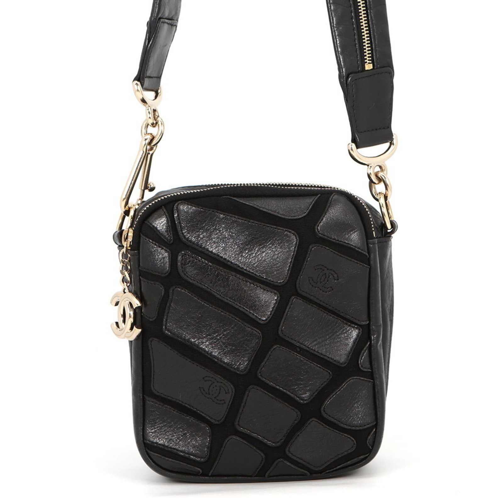 Shoulder Bag Leather Chanel: Shoulder Bag Leather Chanel Black leather shoulder bag from Chanel, Italy, with dimensions of 18.5cm x 15.5cm x 7.5cm. This bag features high-quality leather construction and a classic design. Item