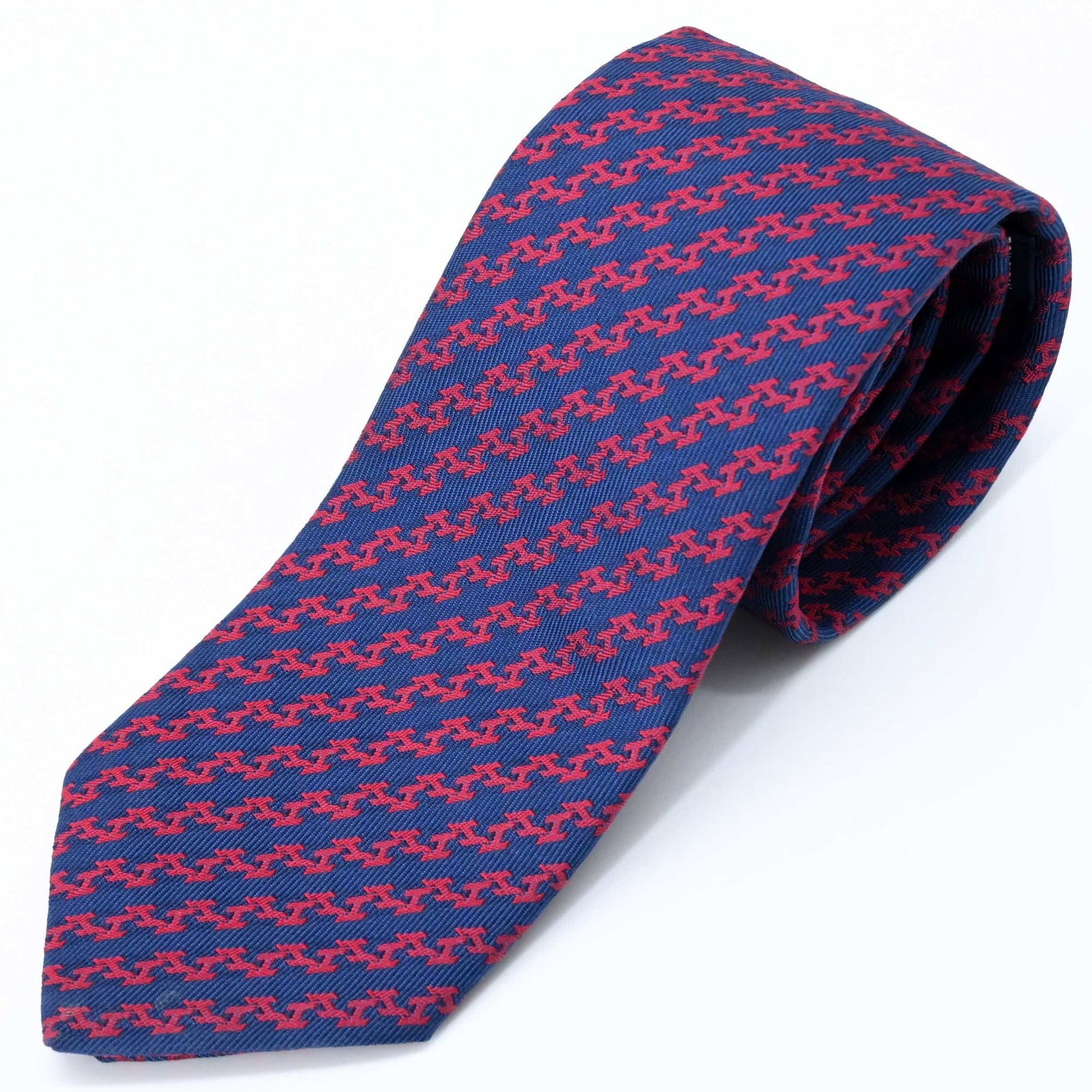 Hermes Cravat Silk 100%: Hermes Cravat Silk 100% Silk cravat from Hermes, featuring a classic navy color and a subtle 7cm width. Made from 100% silk, this cravat measures 146cm in length, offering a stylish and elegant additi