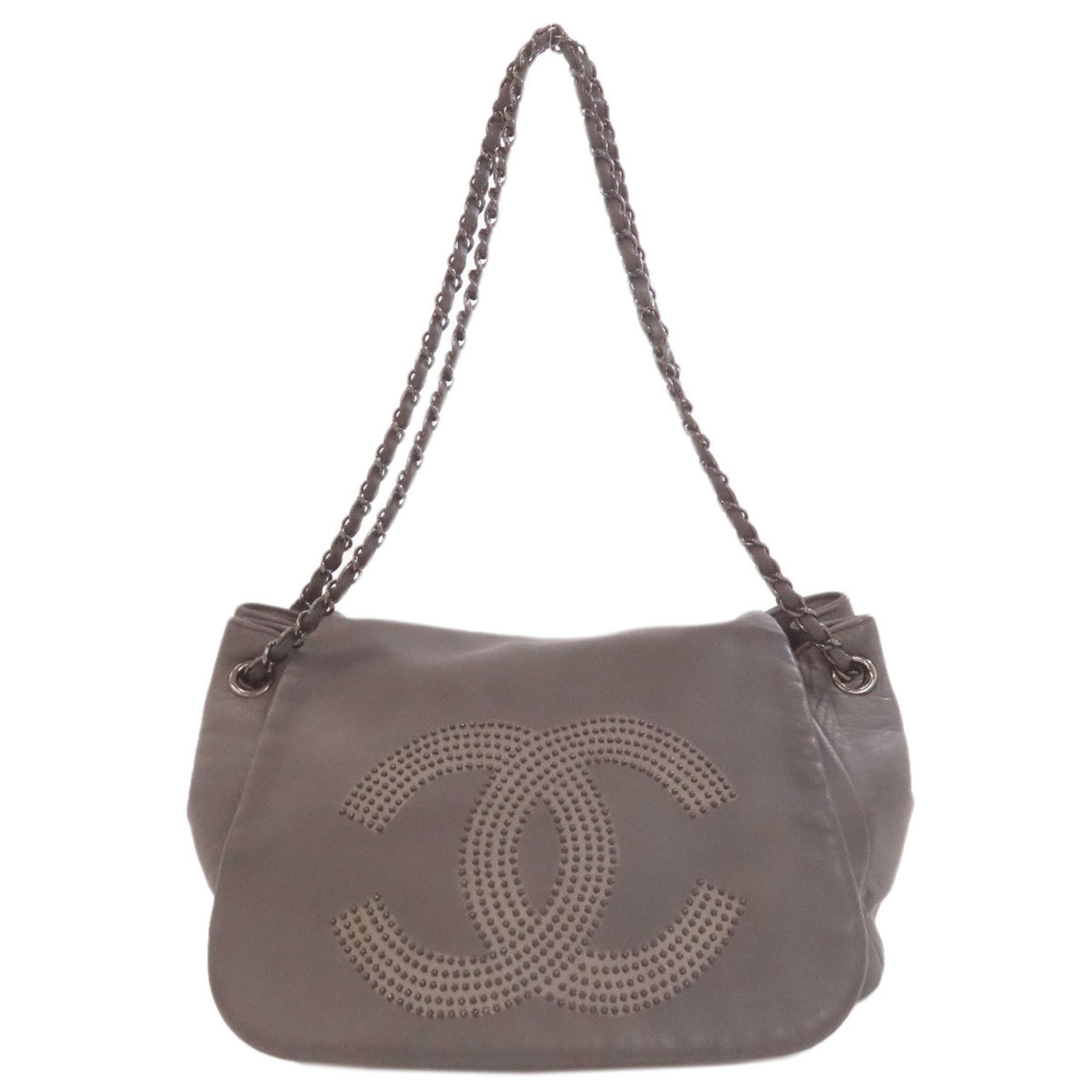 Shoulder Bag Leather Chanel: Shoulder Bag Leather Chanel Dark gray lambskin shoulder bag with a zipper pocket, crafted from high-quality leather. Measuring 18cm x 28cm x 14cm, this stylish accessory is designed to complement a