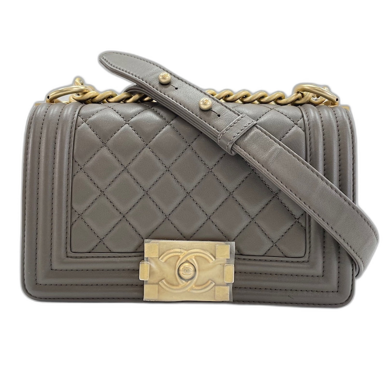 Shoulder Bag Leather Chanel: Shoulder Bag Leather Chanel Brown Lambskin Shoulder Bag from Chanel's Boy Chanel Line, featuring high-quality leather construction and a classic design. Measuring 12cm x 20cm x 6cm, this stylish bag i