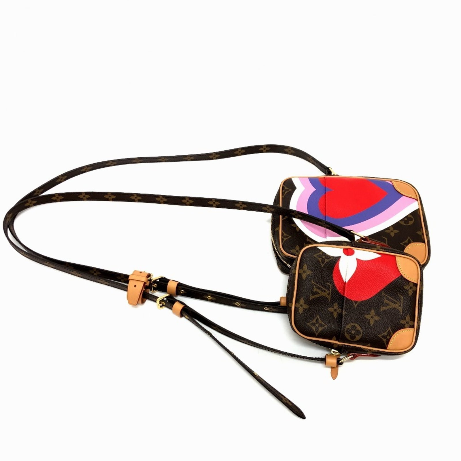 Shoulder Bag Monogram Louis Vuitton: Shoulder Bag Monogram Louis Vuitton Monogrammed with gold hardware, this Louis Vuitton shoulder bag boasts a classic design with a timeless touch. Made from high-quality materials, the bag's