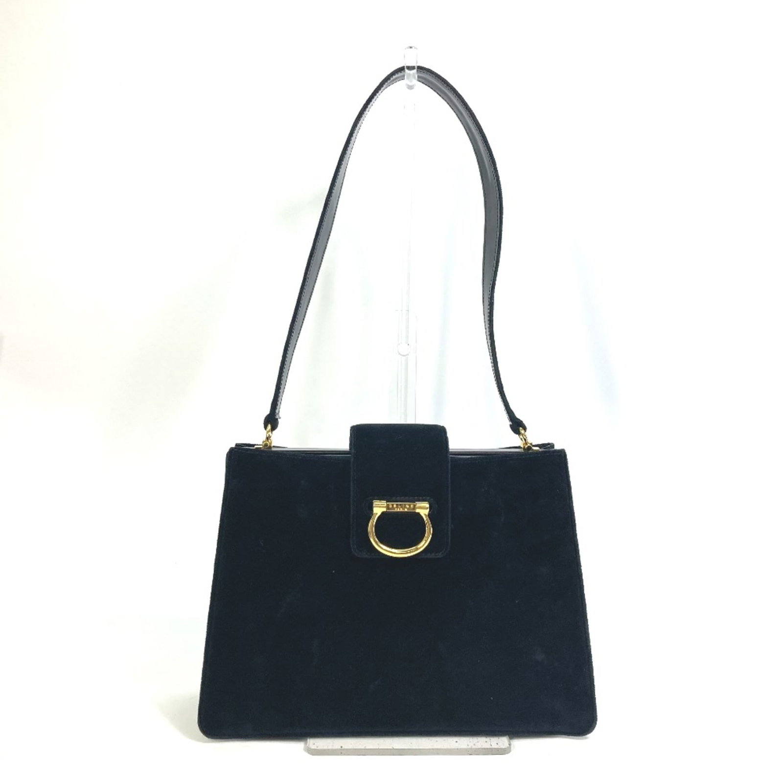 Shoulder Bag Leather Celine: Shoulder Bag Leather Celine Black leather shoulder bag from Celine, measuring 29cm x 20.5cm x 10cm. This bag features a classic design with clean lines and a timeless silhouette. Made from high-qualit