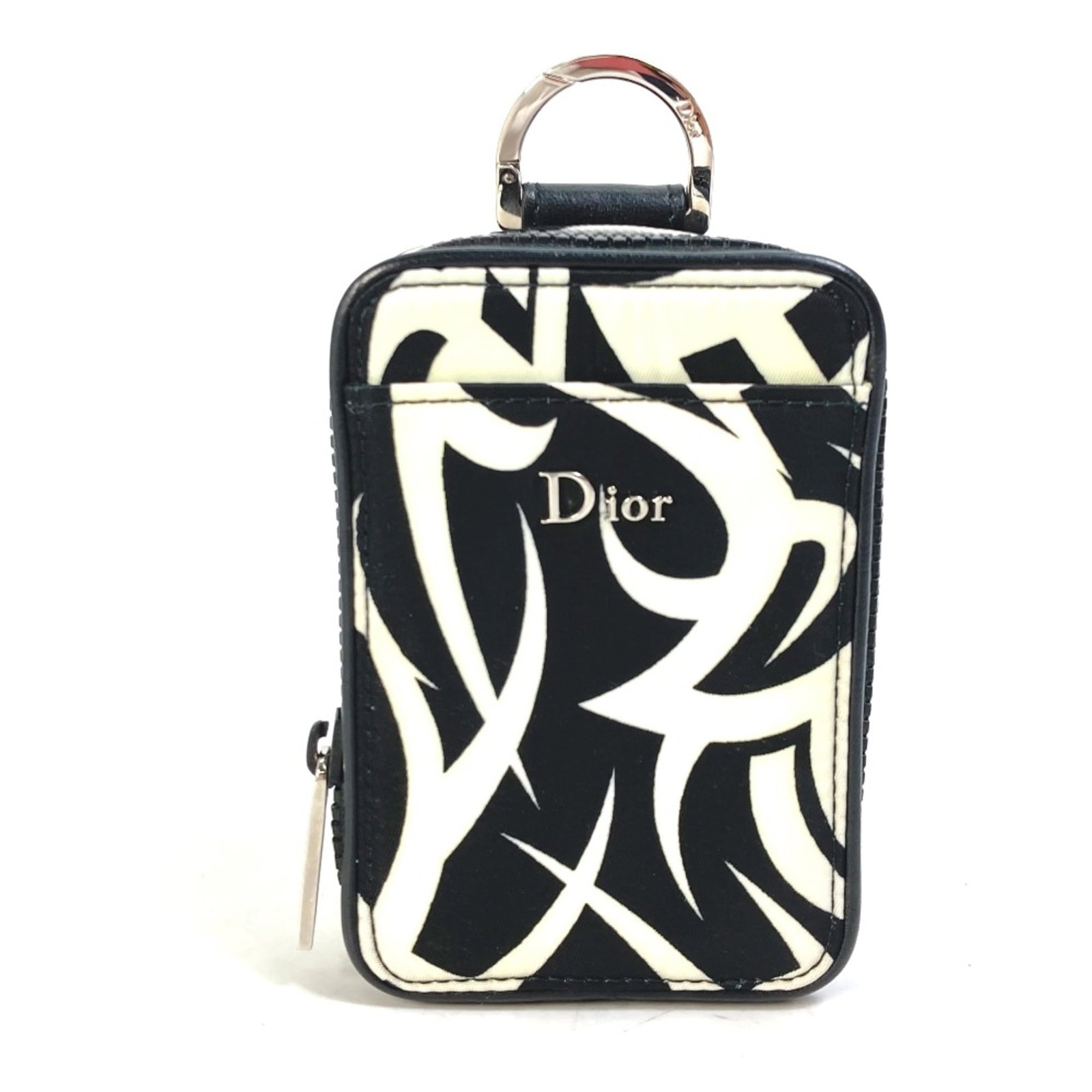 Pouch Cloth Dior Homme: Pouch Cloth Dior Homme The Pouch Cloth Dior Homme is a white cloth pouch with dimensions of 7.3cm x 10.5cm (width x height) and 2.9cm x 4.1cm (width x height). Made from cloth material, this pouch bea