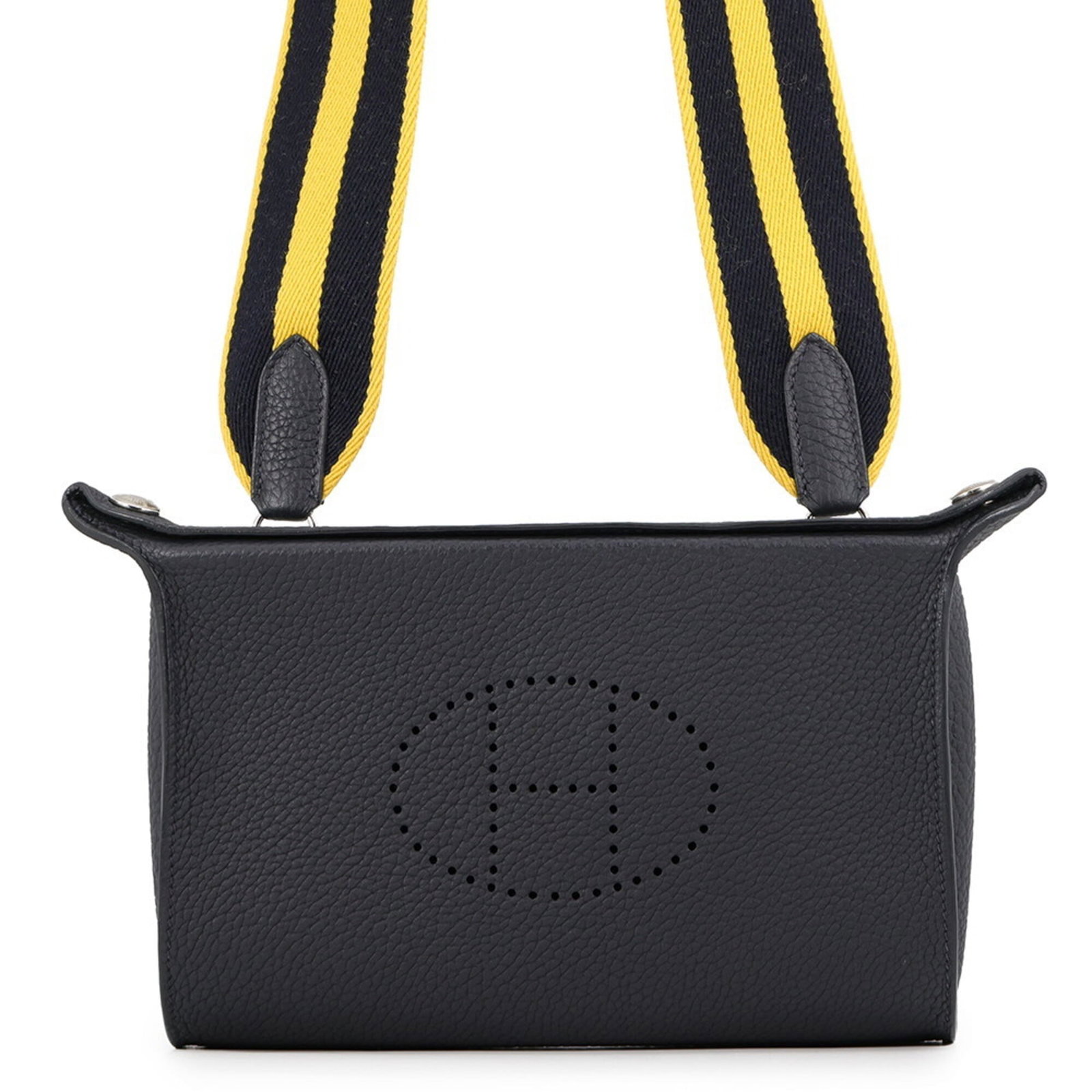 Hermes Handbag Shoulder Bag Togo Leather: Hermes Handbag Shoulder Bag Togo Leather Togo leather craftsmanship shines in this elegant Hermes shoulder bag, featuring silver hardware and a sophisticated design. Measuring 14.5cm x 21cm x 4.5cm,