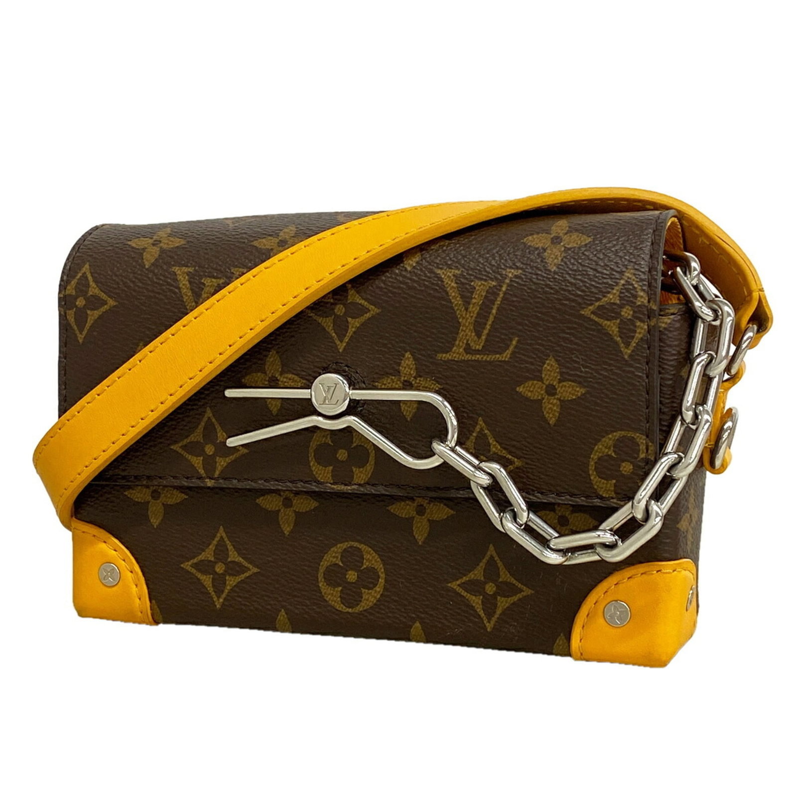 Shoulder Bag by Louis Vuitton: Shoulder Bag by Louis Vuitton Brown Louis Vuitton shoulder bag with classic design, measuring 11.5cm x 17.5cm x 6cm. Made with durable materials, this bag features a timeless style that suits