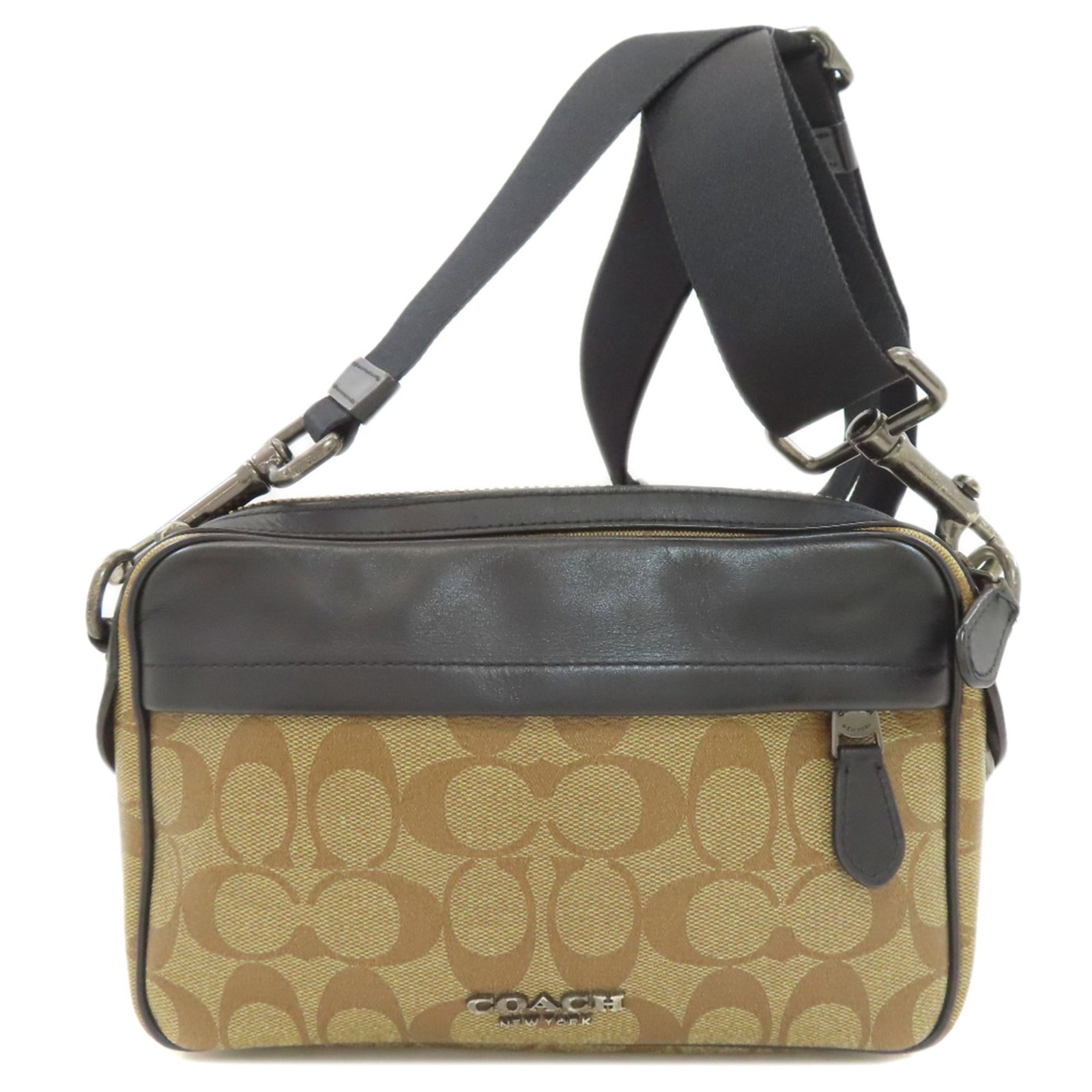 PVC Coach Bag Shoulder: PVC Coach Bag Shoulder Black PVC Coach shoulder bag with a zipper closure, measuring 15cm x 22cm x 5.5cm, features a adjustable strap length of 88cm - 150cm. This shoulder bag is made of PVC material