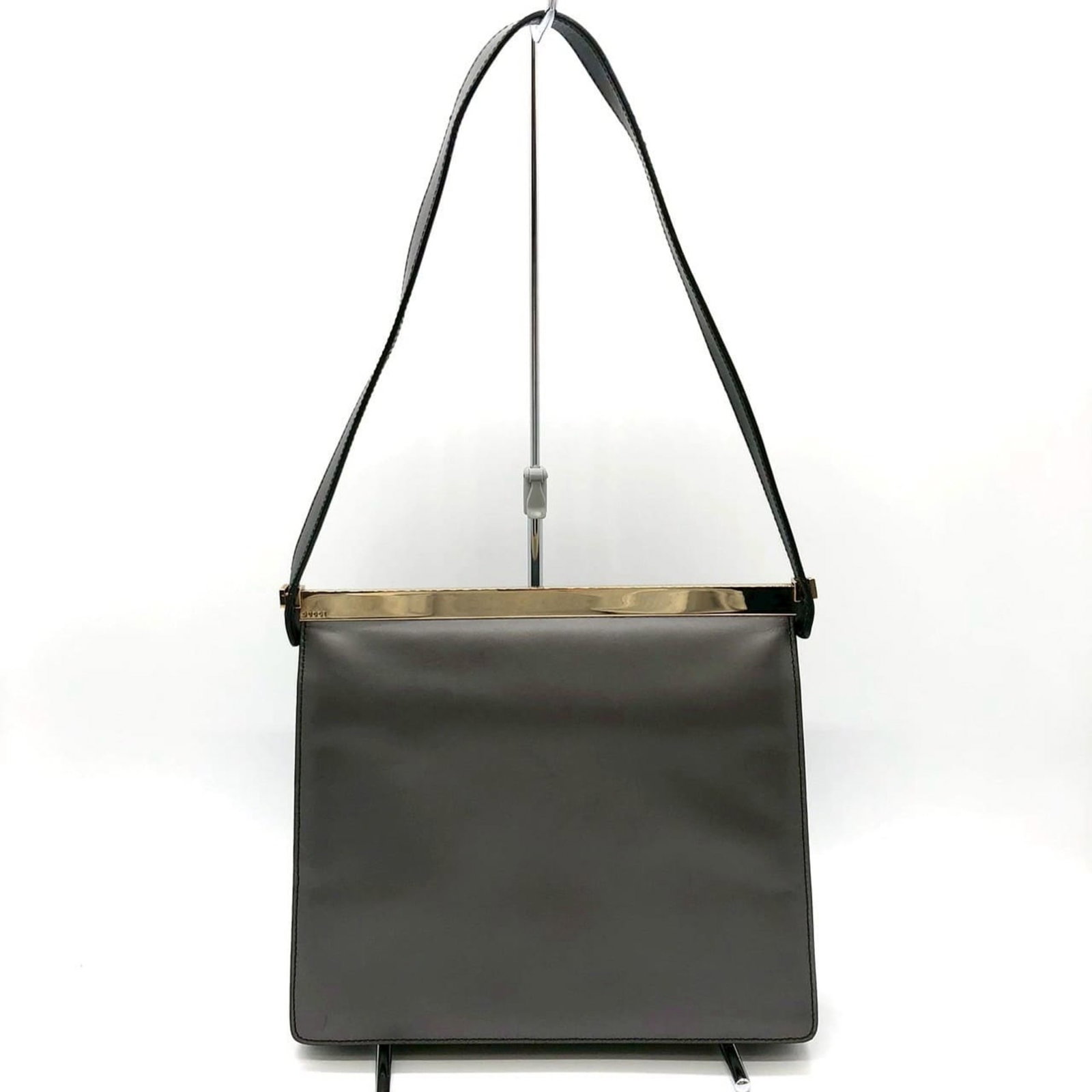 Shoulder Bag Leather: Shoulder Bag Leather Gray leather shoulder bag with dimensions 23cm x 25cm x 7cm. Made from high-quality leather, this bag features a classic design that exudes timeless elegance. Its neutral gray