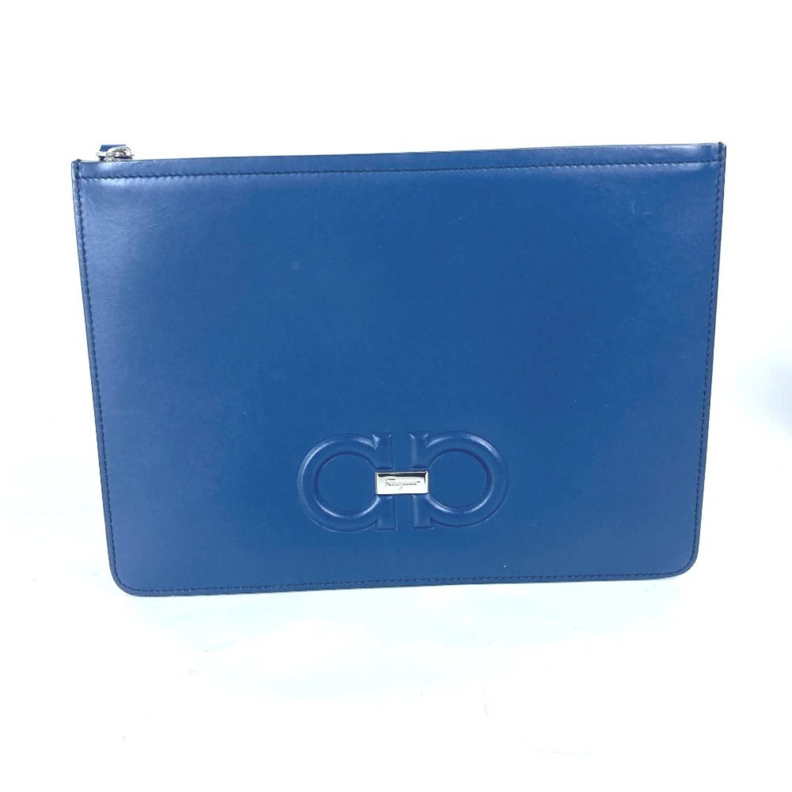 Salvatore Ferragamo Clutch Leather Pouch Bag: Salvatore Ferragamo Clutch Leather Pouch Bag The Salvatore Ferragamo Clutch Leather Pouch Bag is a stylish and elegant accessory, featuring a sleek blue leather design. Measuring 21cm x 28.5cm, it