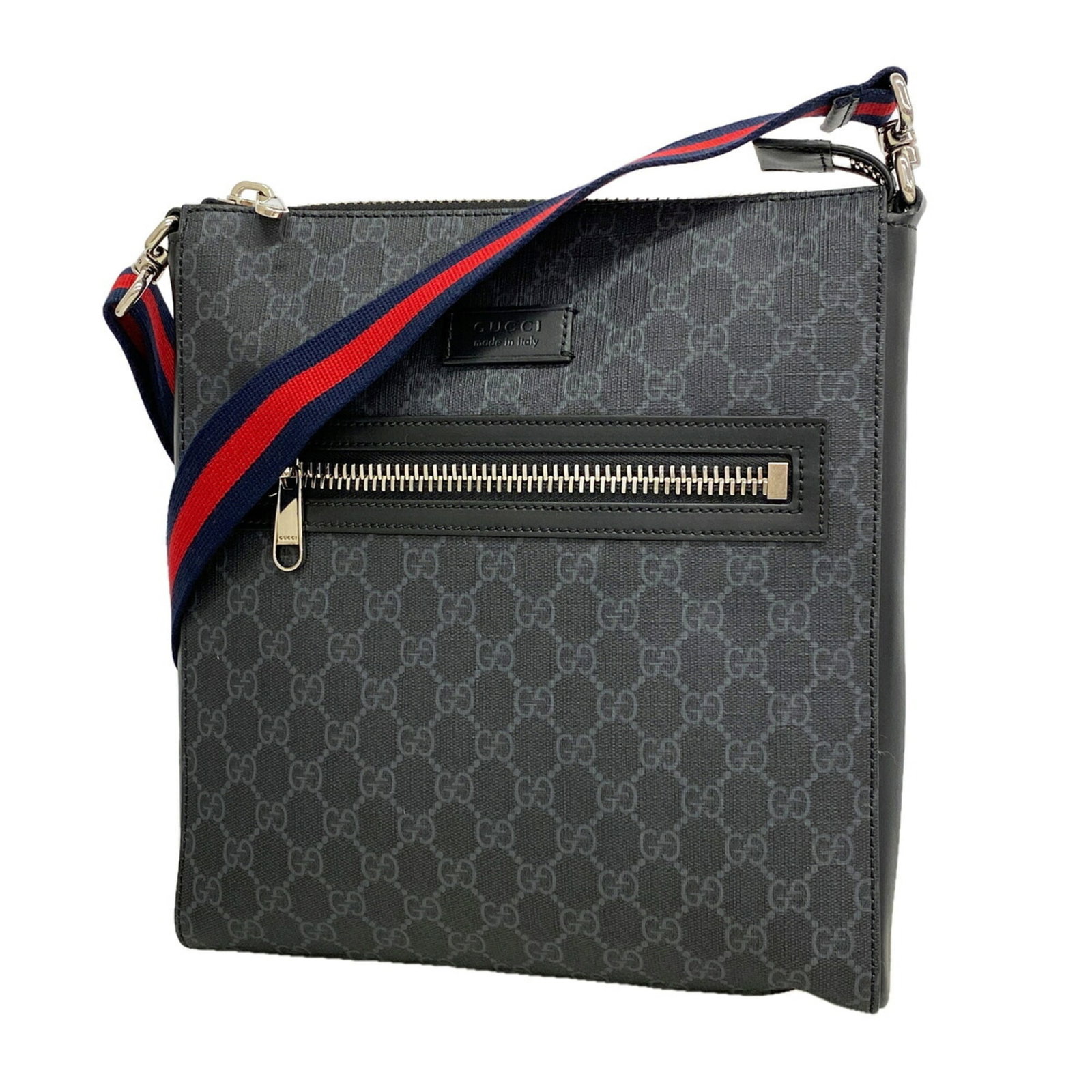 Shoulder Bag Pvc Gucci: Shoulder Bag Pvc Gucci This black PVC Gucci shoulder bag features a sleek design with silver hardware, measuring 29.5cm x 27cm x 5cm. The bag's PVC material provides a durable and water-resistant